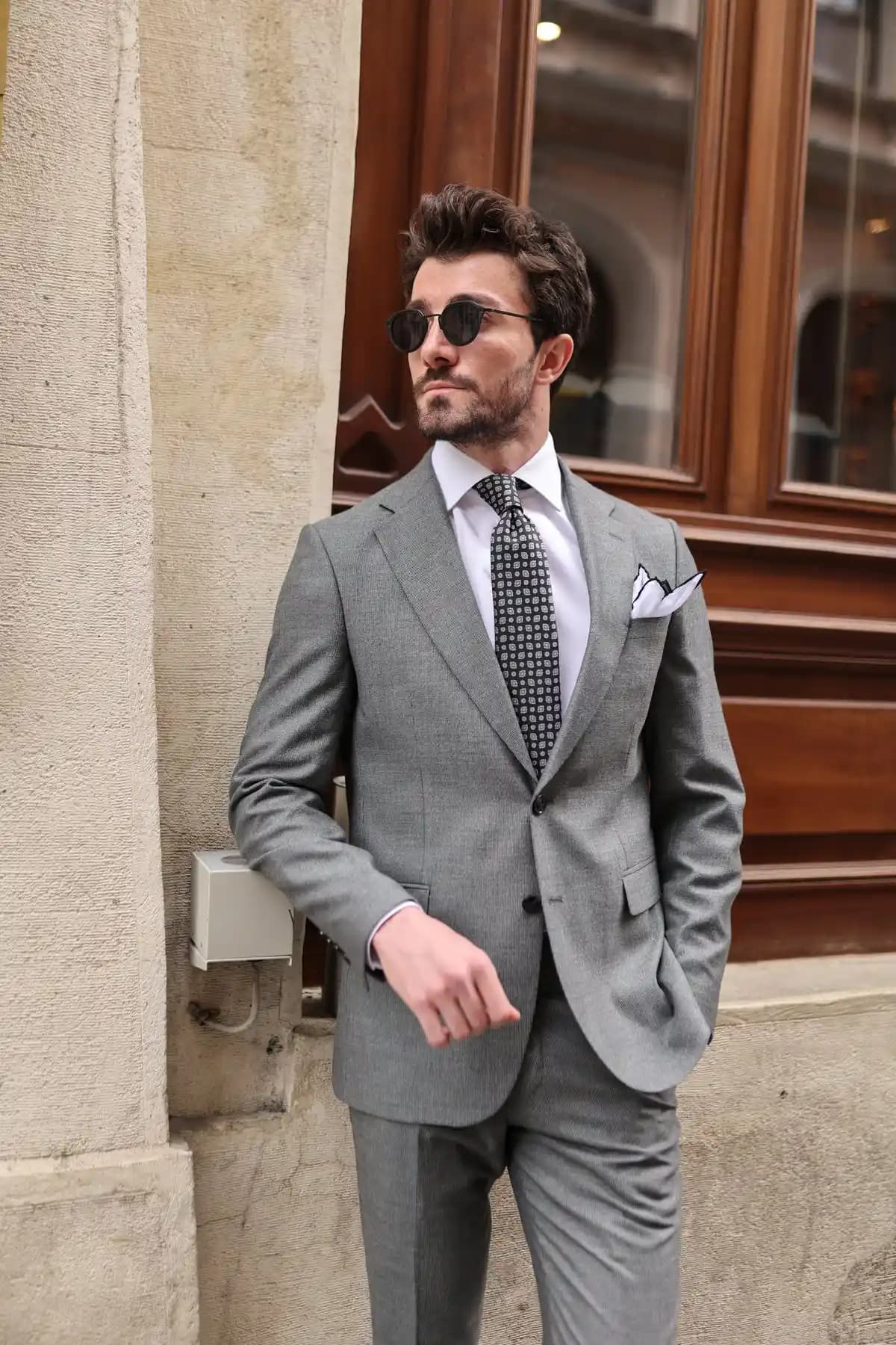 Gri Takım Elbise Erkek Modasında Zamansız Şıklık ve Çok Yönlülük Rehberi