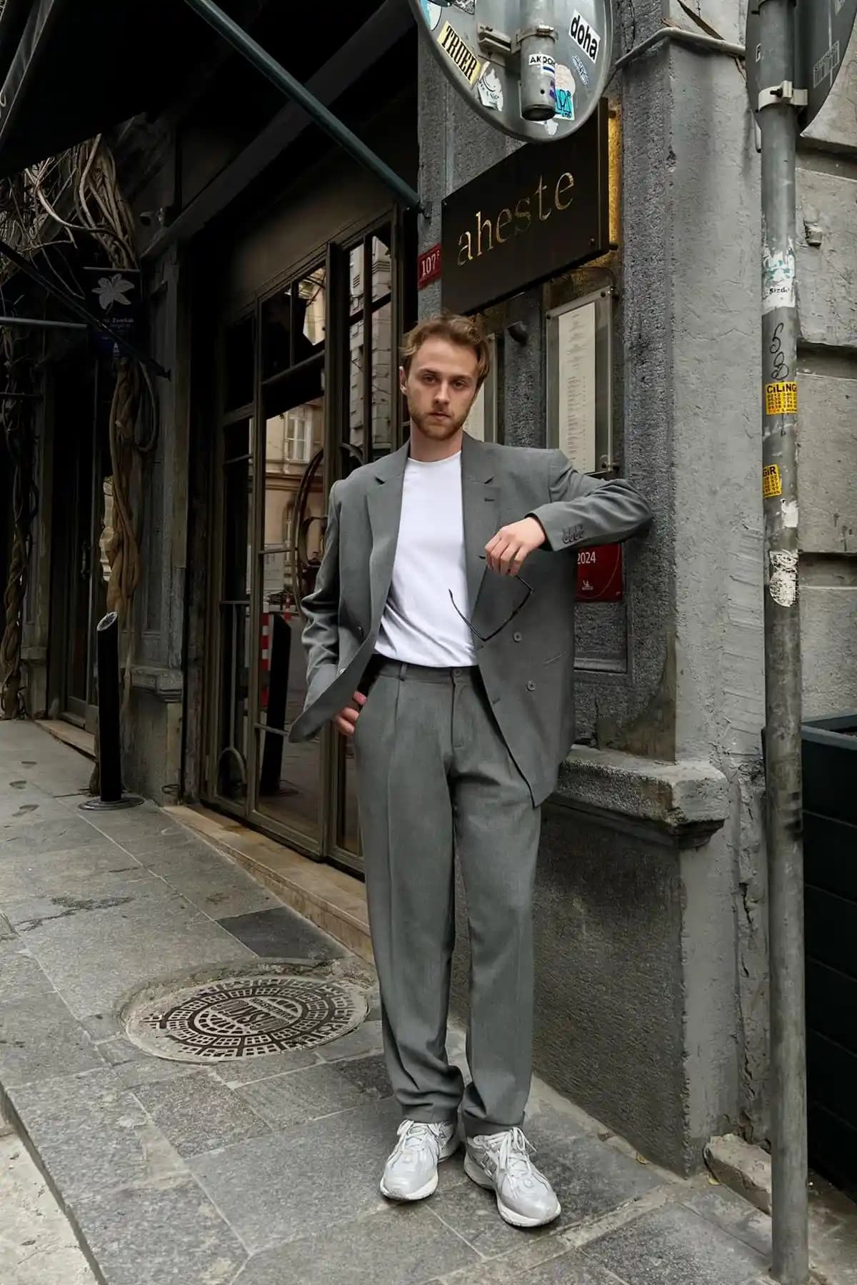 Gri Takımın Moda Dünyasındaki Yeri ve Çok Yönlü Kombinasyon İpuçları