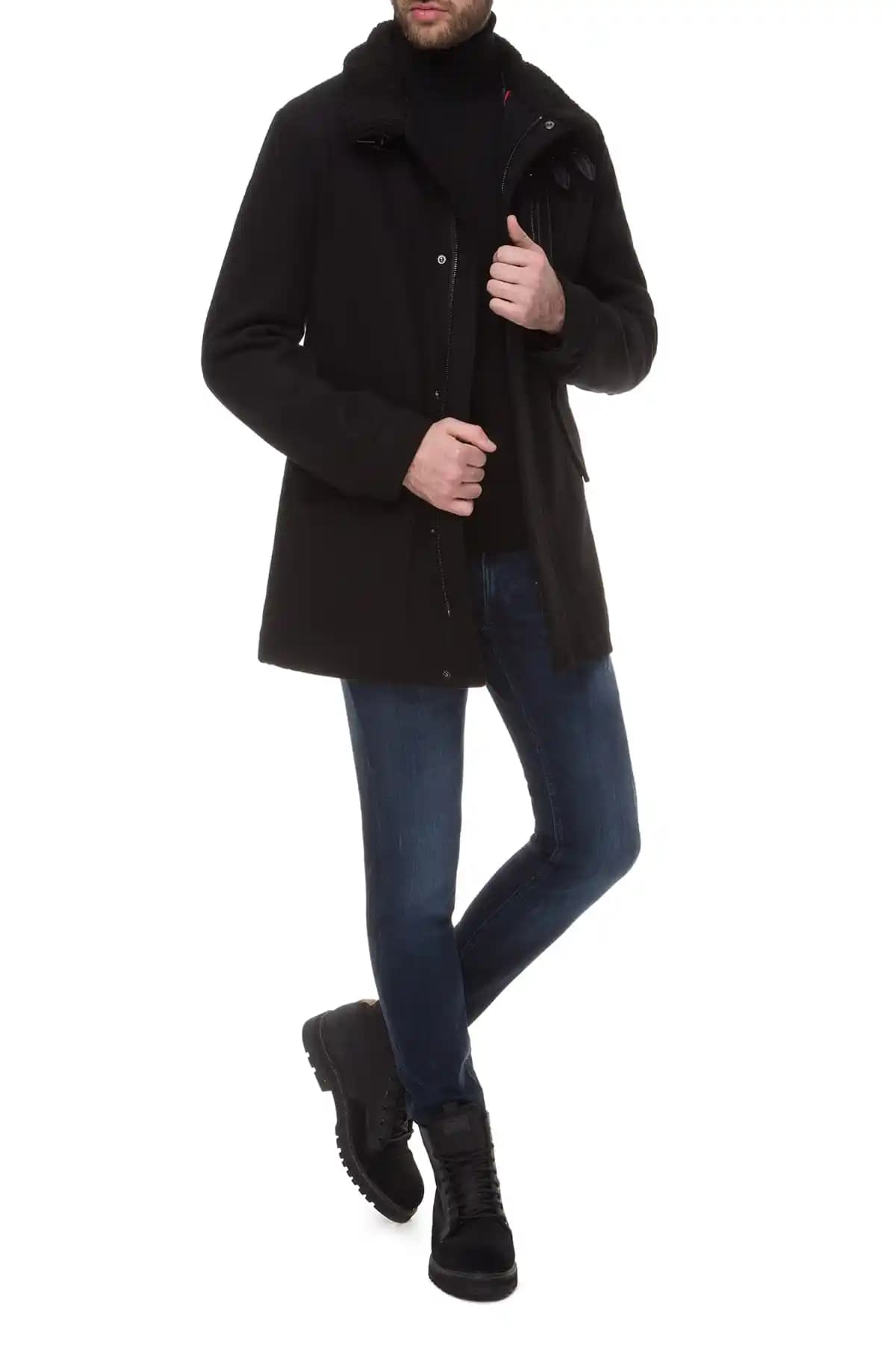 Guess Erkek Kabanları: Şıklık ve İşlevselliğin Bir Arada Sunulduğu Modern Koleksiyon