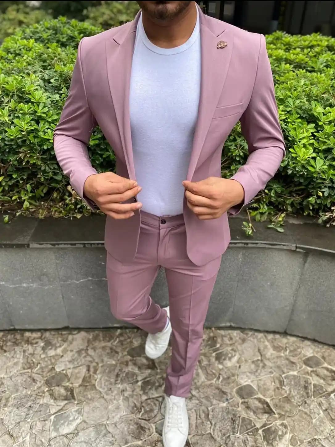 Gül Kurusu Takım Elbise: Moda Trendleri ve Kombinasyon İpuçlarıyla Zarif Şıklık