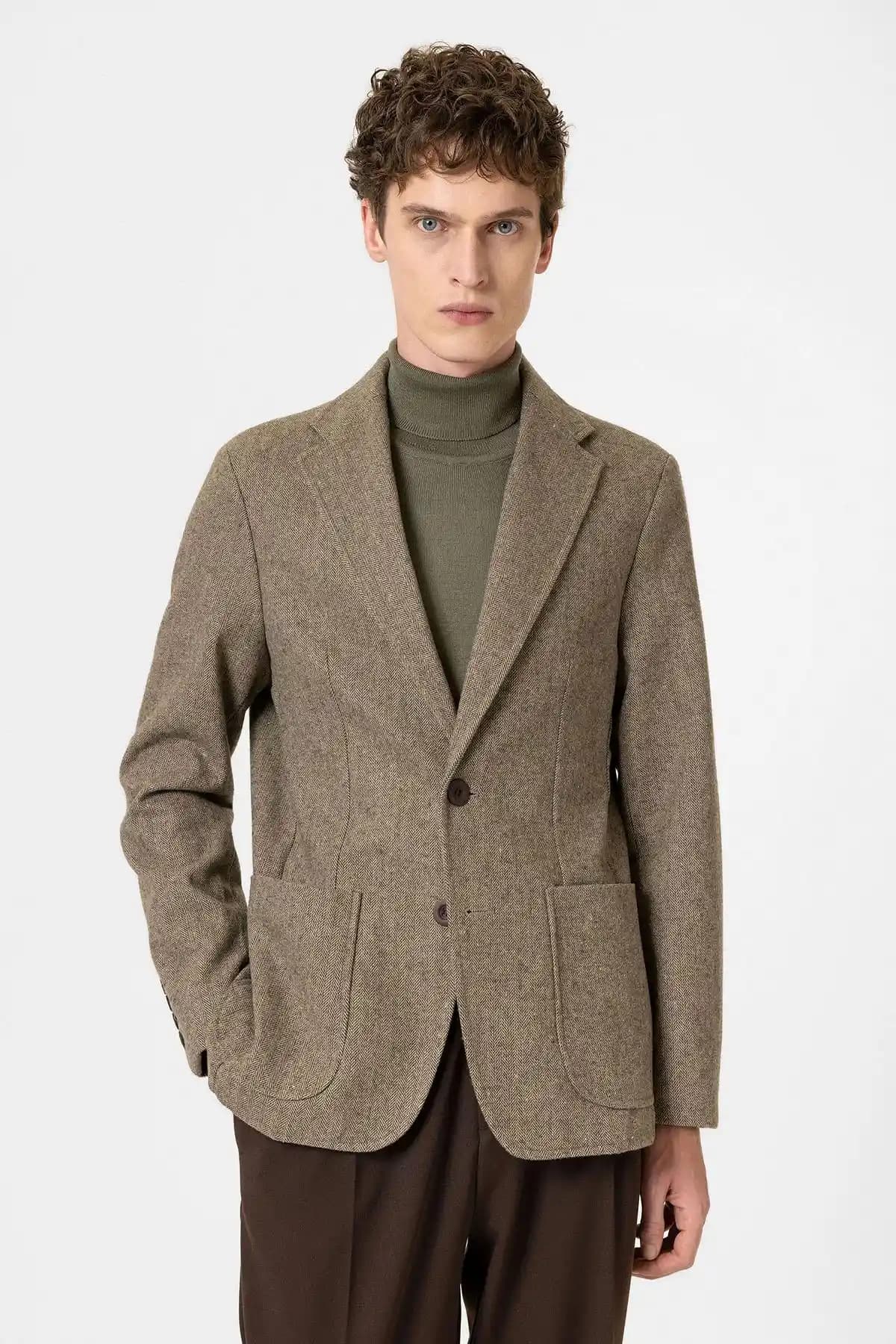 Haki blazer ceketler ile şık ve modern erkek giyim tarzları ve kombin önerileri