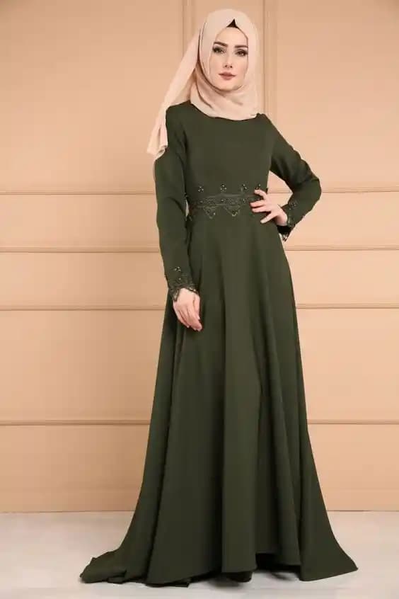 Haki Elbise Kombinleri: Moda Tutkunları İçin Günlük, İş ve Gece Stil Önerileri