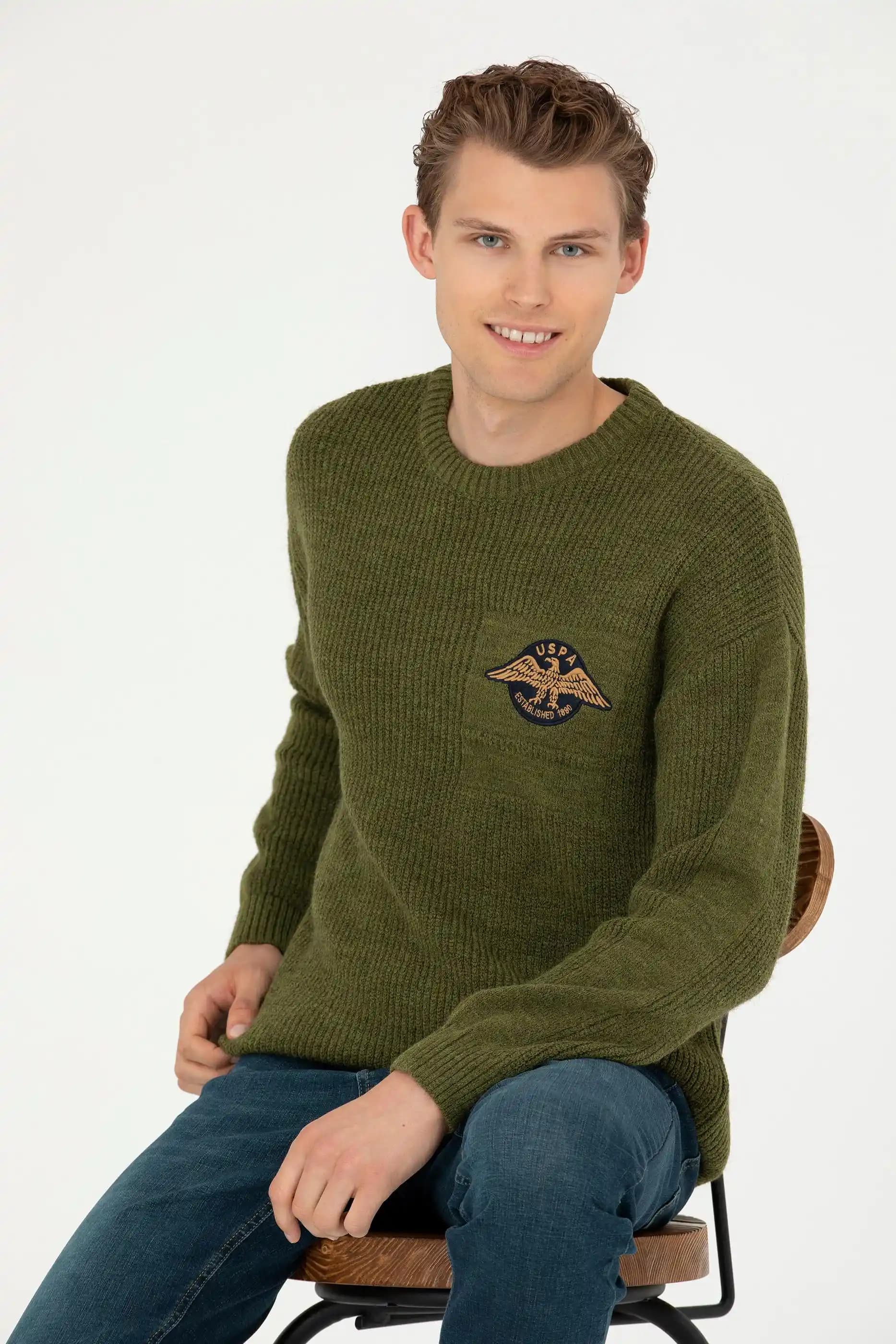 Haki Kazaklar: Zamansız Şıklık ve Çok Yönlülük Sunan Moda Parçası