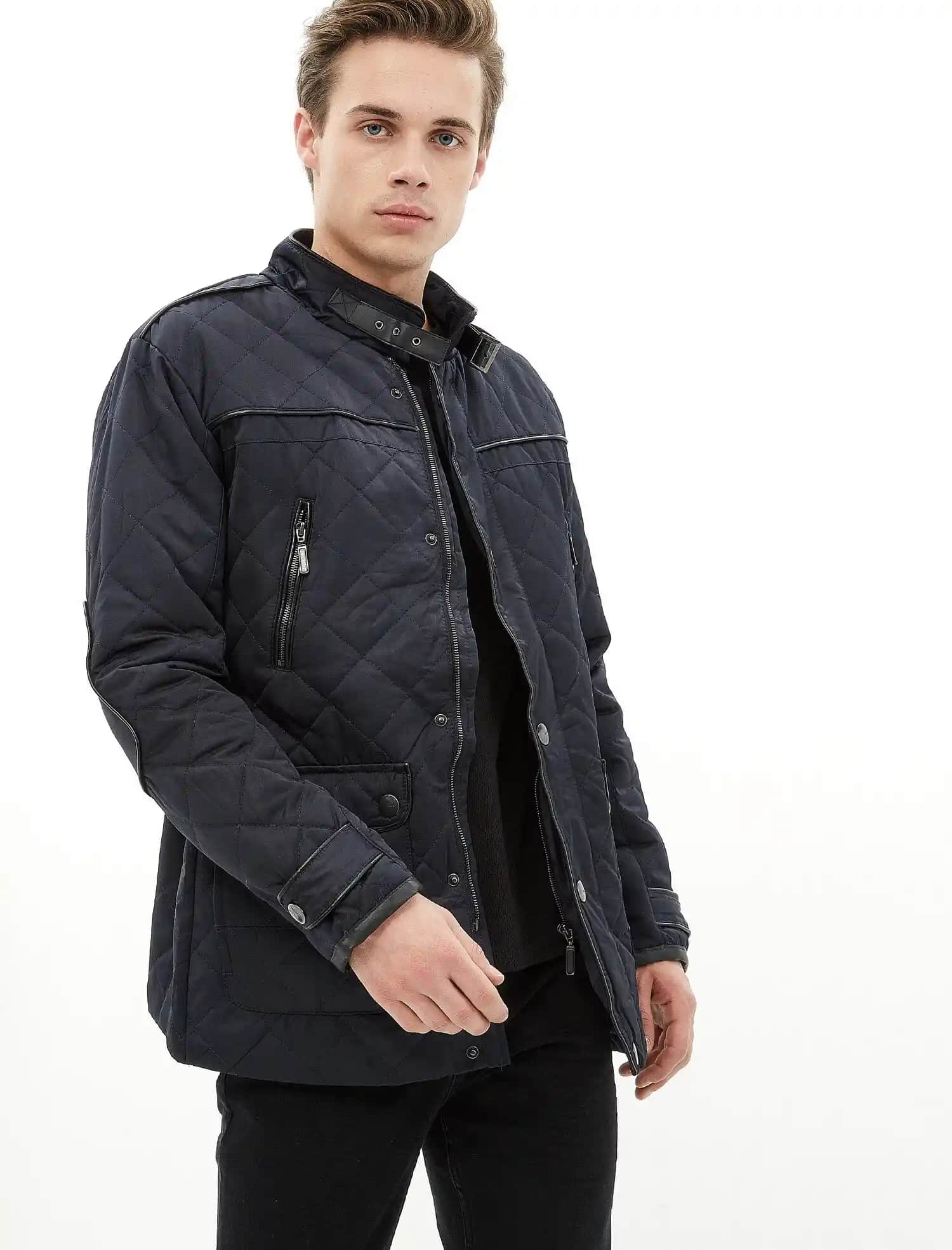 Hakim Yaka Erkek Montları: Modern Tasarım ve Fonksiyonelliğin Buluşması