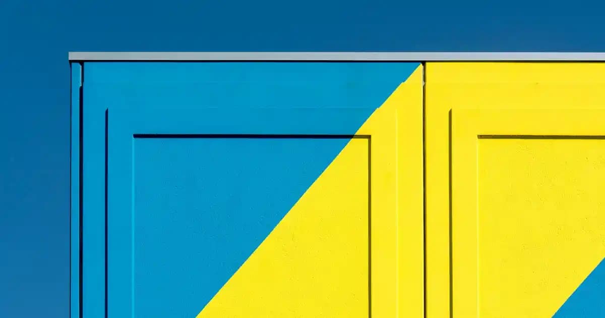 Hakim Yaka Palto: Kış Modasında Şıklık ve Fonksiyonelliğin Buluşması