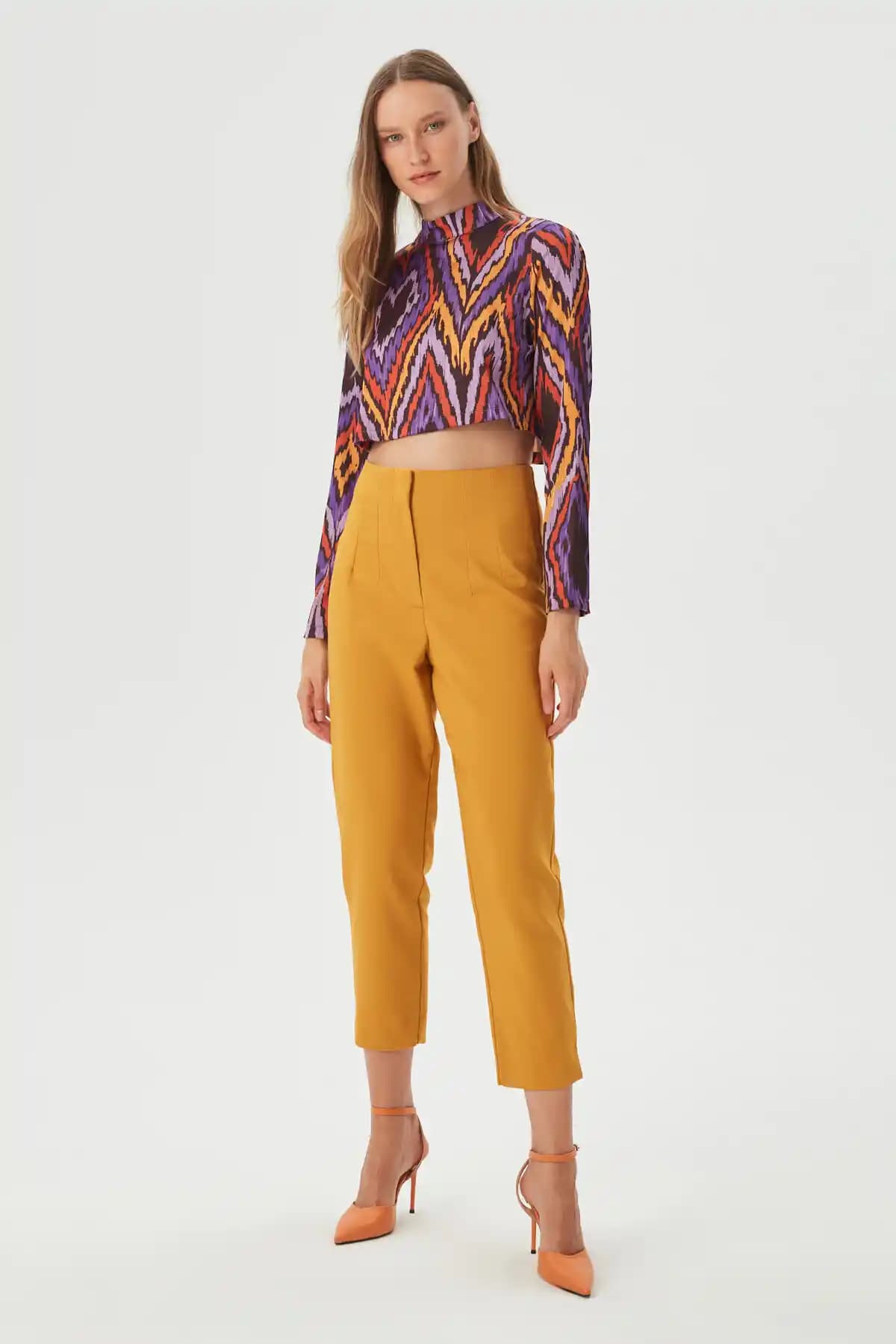 Hardal Pantolon Kombinasyonları: Modern ve Şık Tarzlar İçin Stil Rehberi