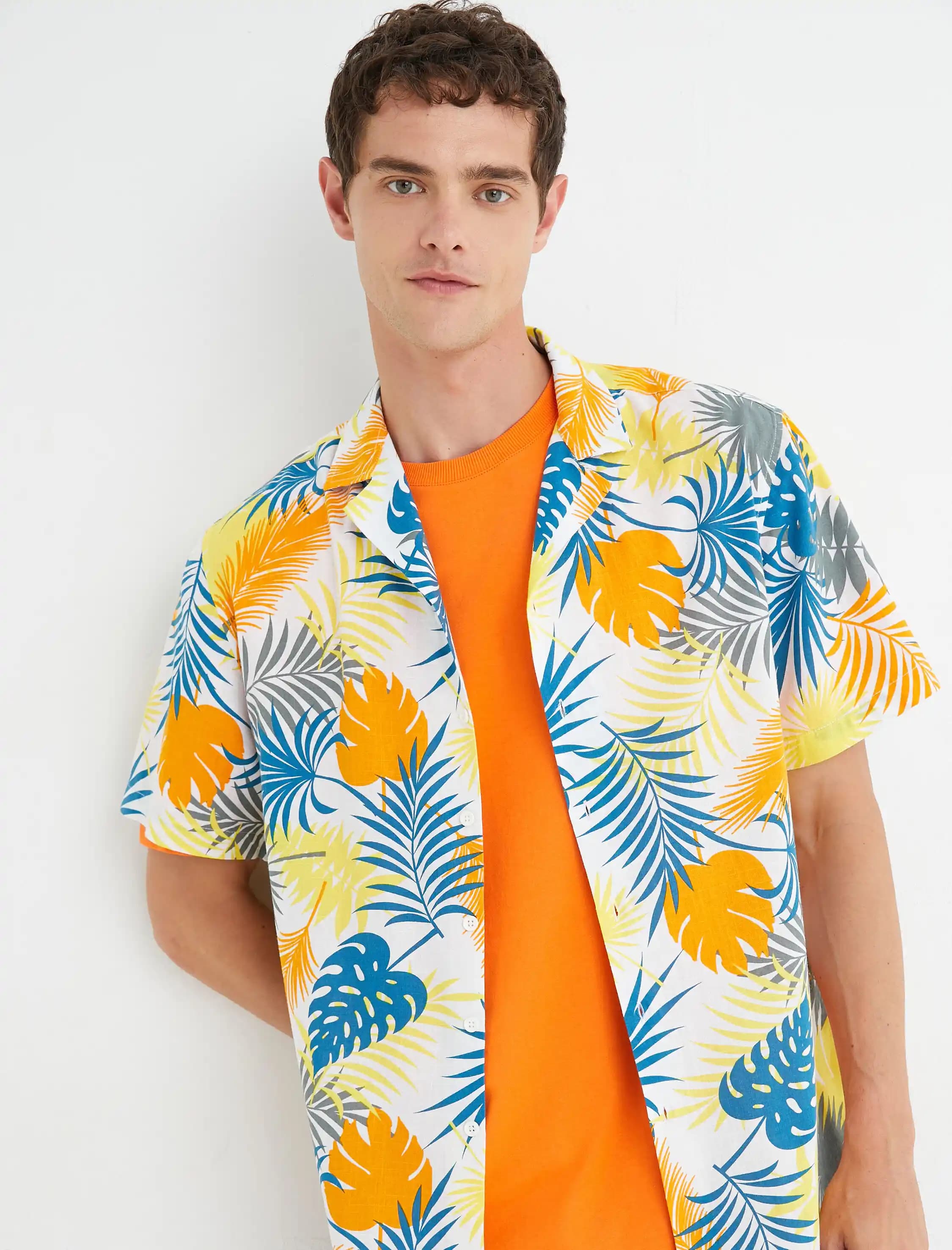 Hawaii Desenli Erkek Gömlekler: Yaz ve Şıklık İçin Modern Moda Seçenekleri