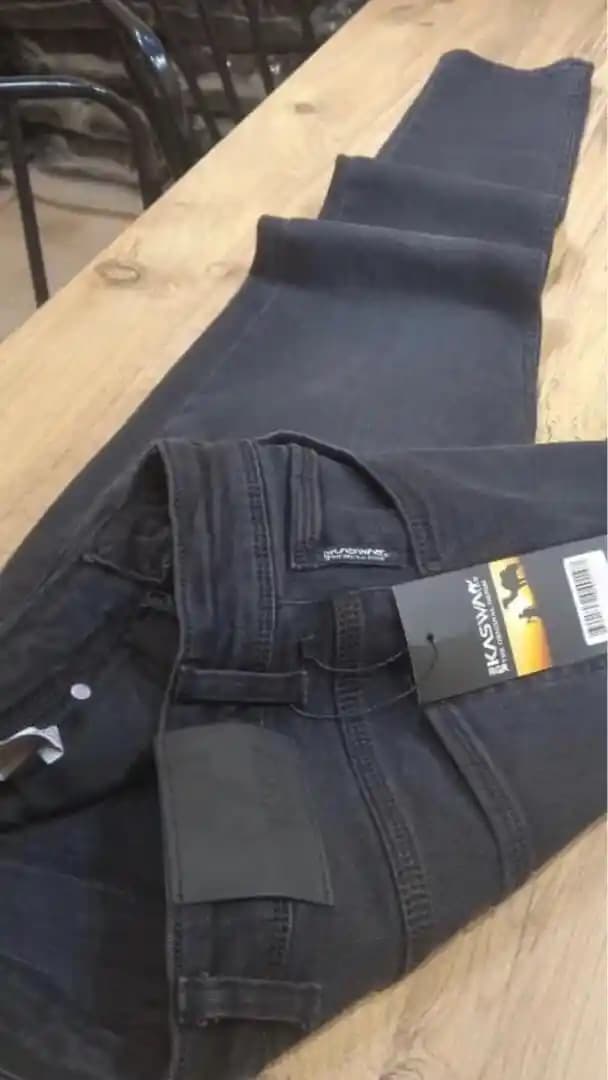 İkinci El Pantolonlar: Sürdürülebilir Moda ve Ekonomik Alışverişin Avantajları