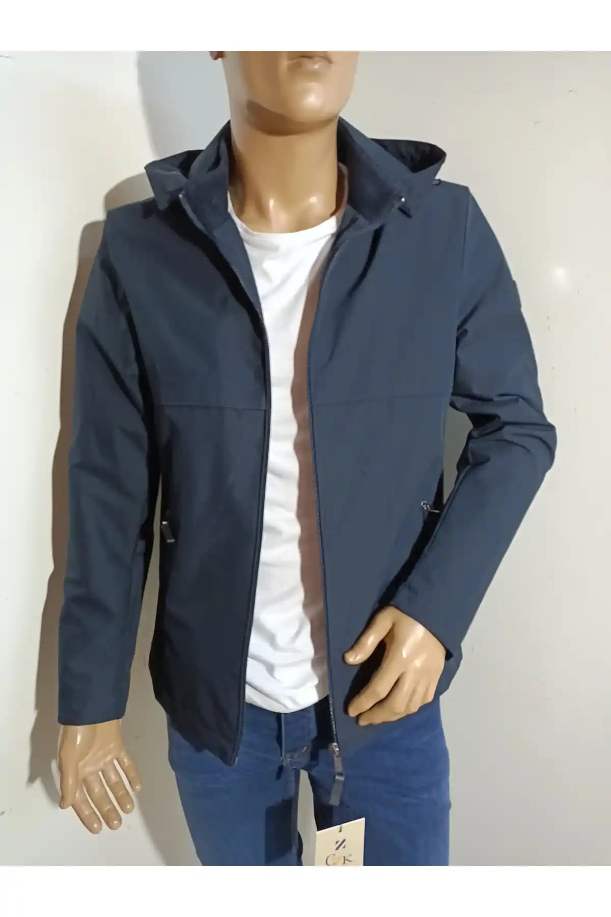 İnce Kapşonlu Montlar Moda Dünyasında Zarif ve İşlevsel Bir Trend Analizi