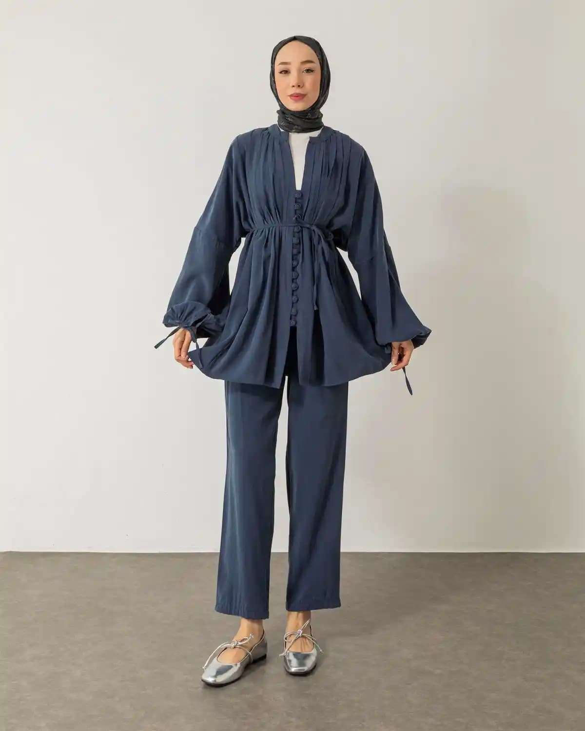 Indigo Takım: Zamansız Renk ve Stil Seçenekleriyle Moda Dünyasında Öne Çıkın