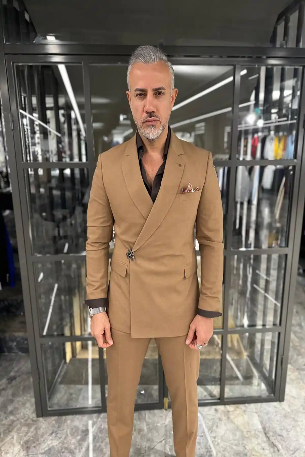 İngiliz Takım Elbisesi: Tarihçe, Özellikler ve Güncel Moda Trendleri