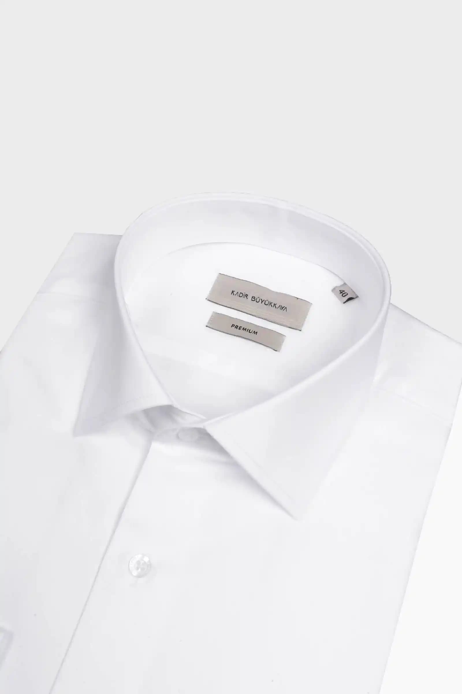 İngiliz Yaka Gömlek: Stil ve Zarafetin Temel Parçası Hakkında Detaylı Rehber