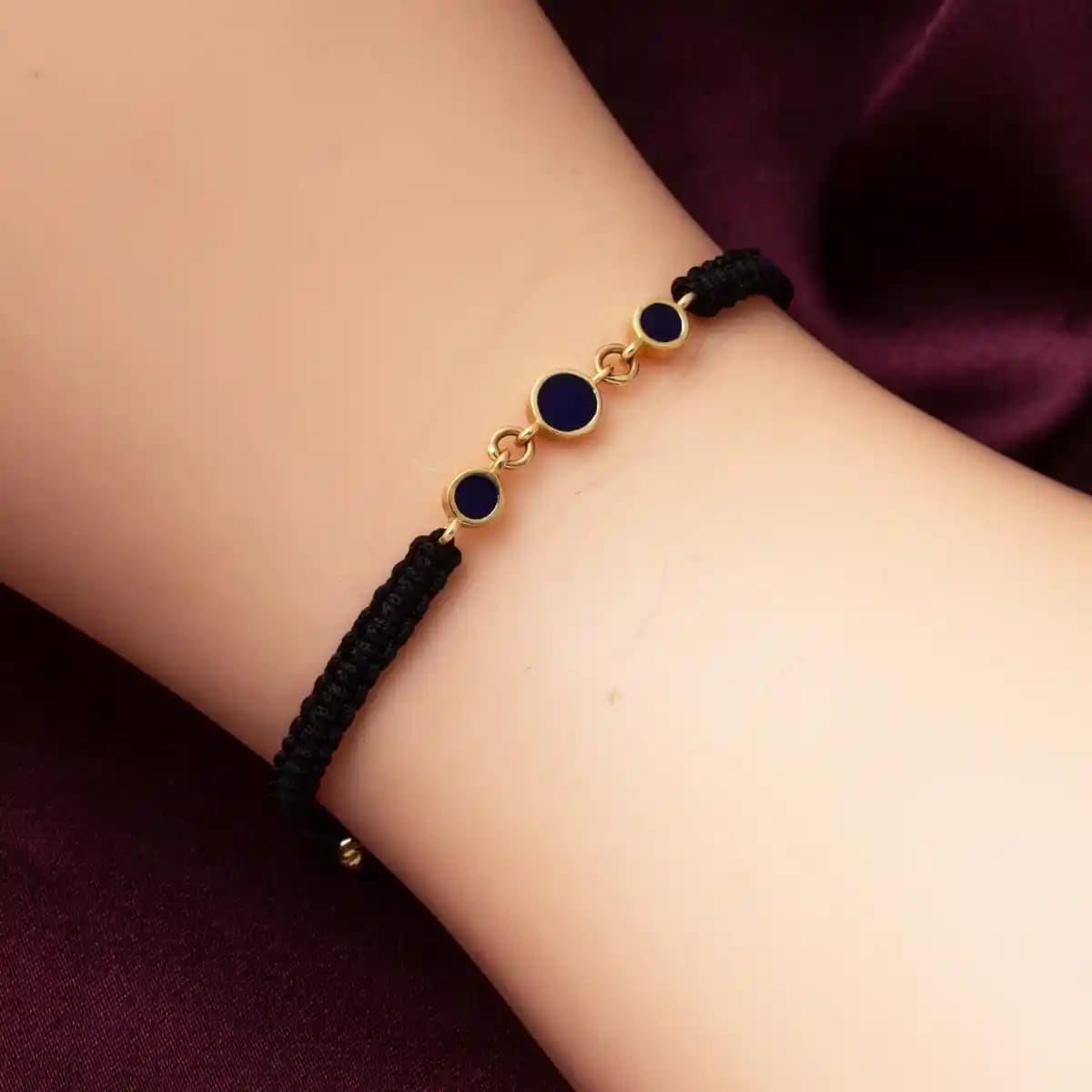 İpli Bileklikler Moda Dünyasında Renkli ve Özgün Bir İfade Sunuyor