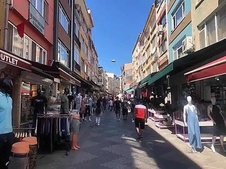 İstanbul'da Uygun Fiyatlı Kıyafet Alışverişi İçin En İyi Noktalar ve İpuçları