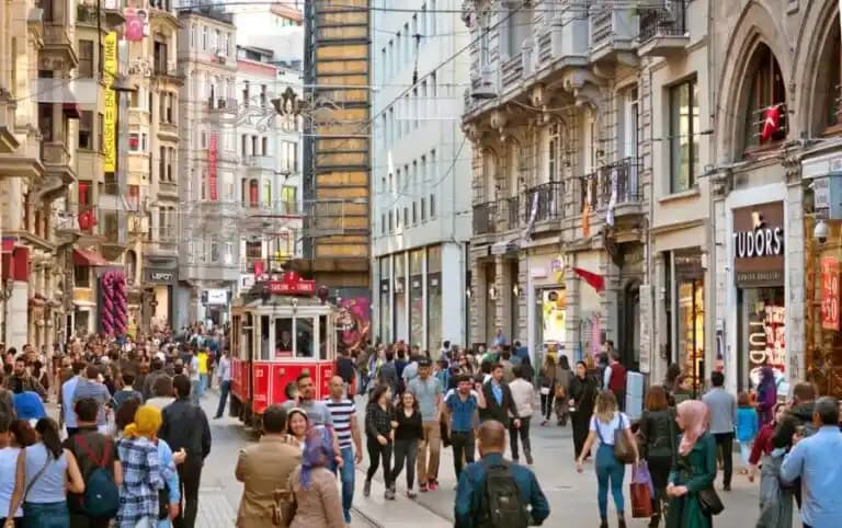 İstiklal Caddesi ve Moda: Şehrin Kalbinde Stil ve Trendlerin Buluşma Noktası