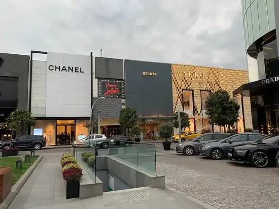 İstinye Park'ta Moda ve Lüksün Buluşması: En Popüler Markalar ve Stil İpuçları