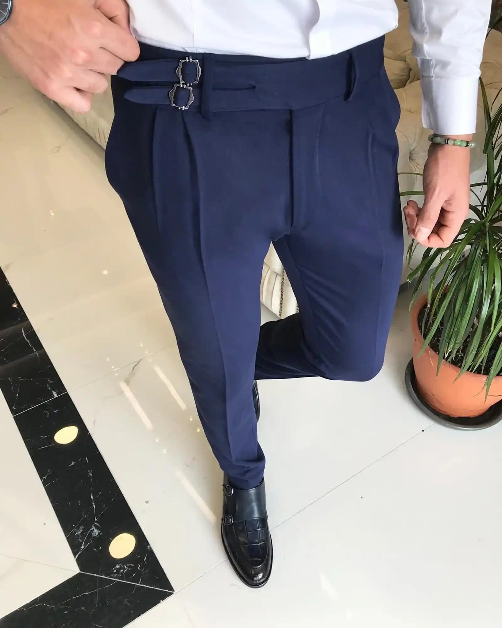 İtalyan Kesim Pileli Erkek Pantolonları: Şıklık ve Konforun Modern Buluşması