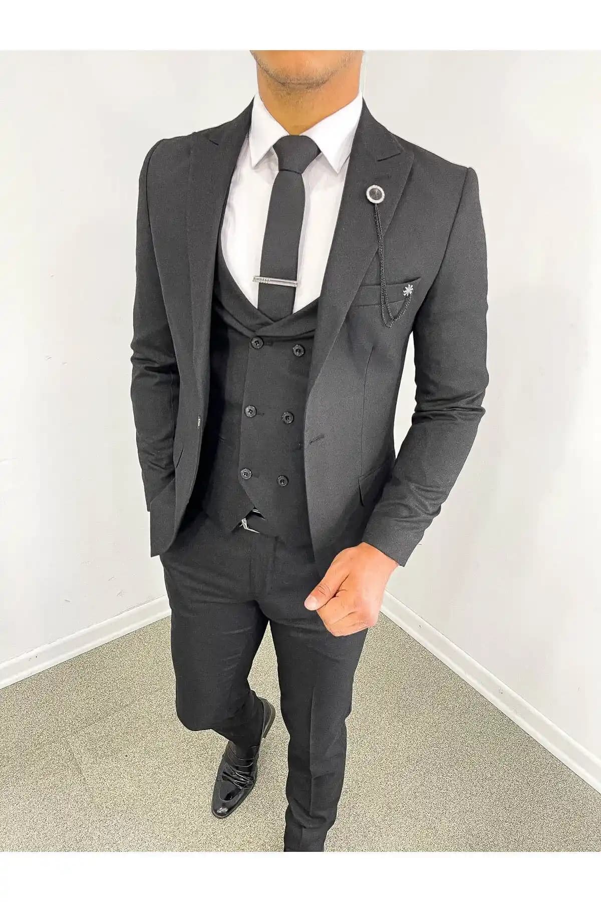 İtalyan Kesim Takım Elbise: Erkek Giyiminde Zarafet ve Şıklığın Temsilcisi