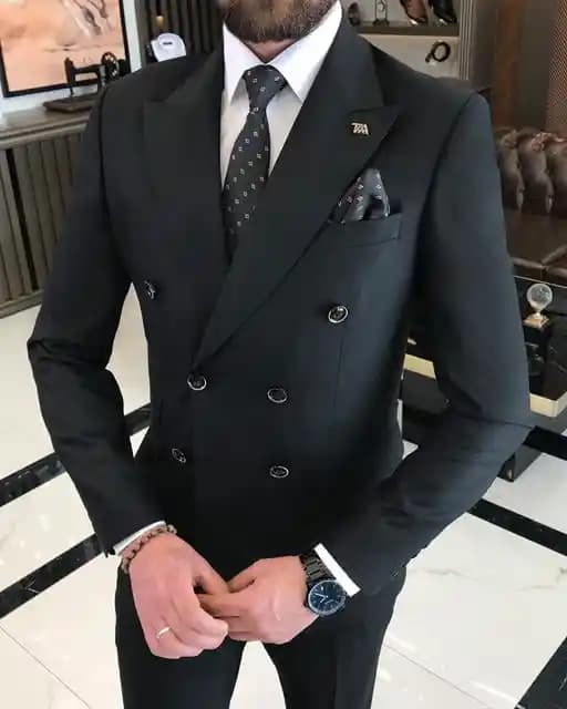 İtalyan Kruvaze Takım Elbise: Şıklık ve Zarafetin Modern Yansıması