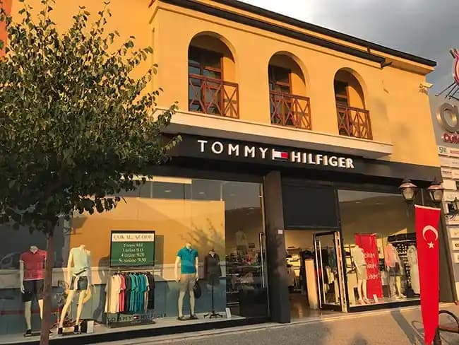 İzmir'de Tommy Hilfiger Mağazalarıyla Modern ve Şık Moda Deneyimi