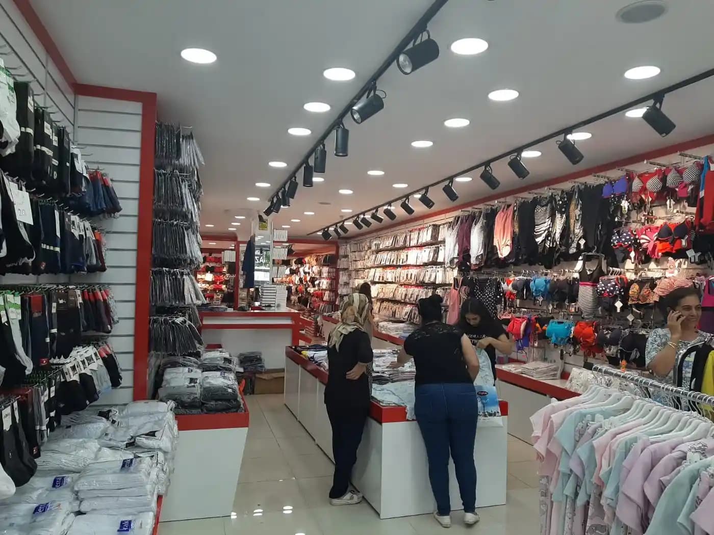 İzmir Giyim Mağazaları ve Moda Trendleri: Şehirde Alışveriş Rehberi