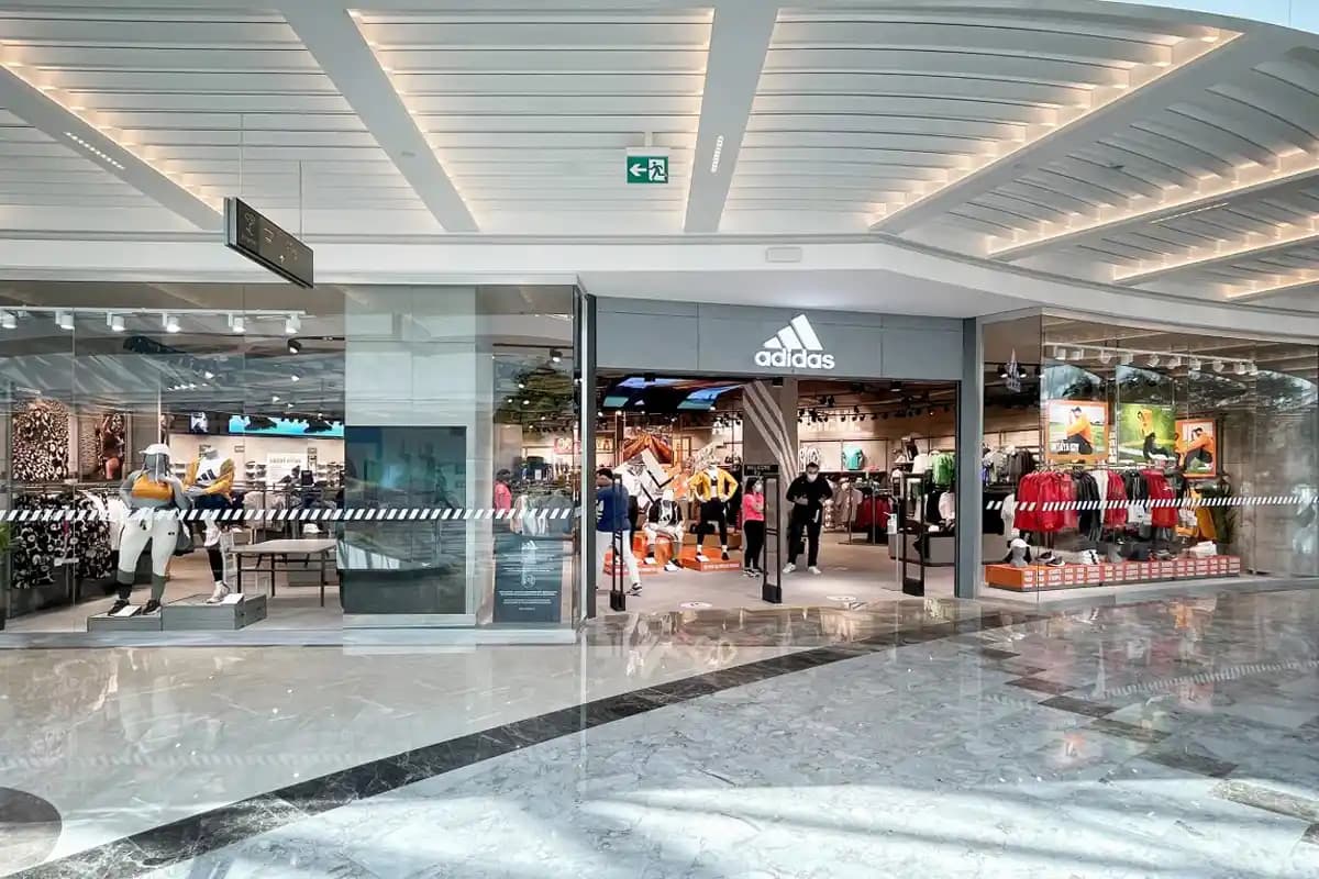 İzmir’de Adidas Mağazalarının Moda Dünyasındaki Yeri ve Güncel Trendlere Etkisi