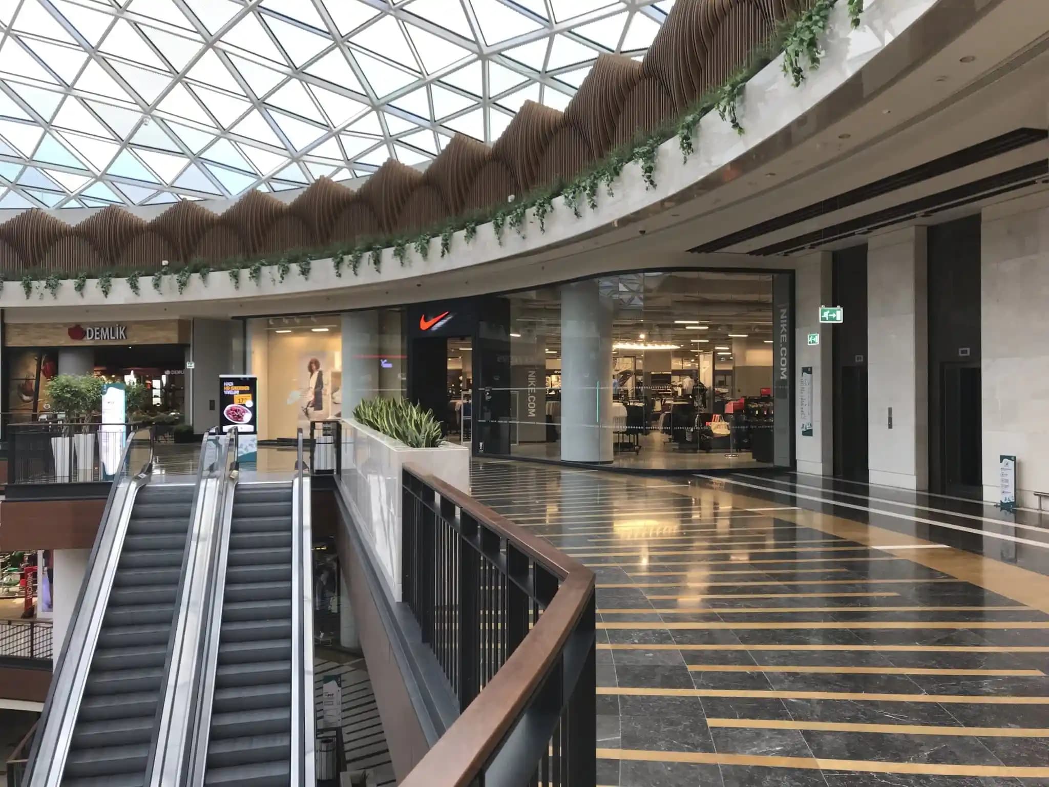 İzmir’de Nike ve Moda Dünyasının Buluşma Noktası Güncel Trendler ve Stil Önerileri