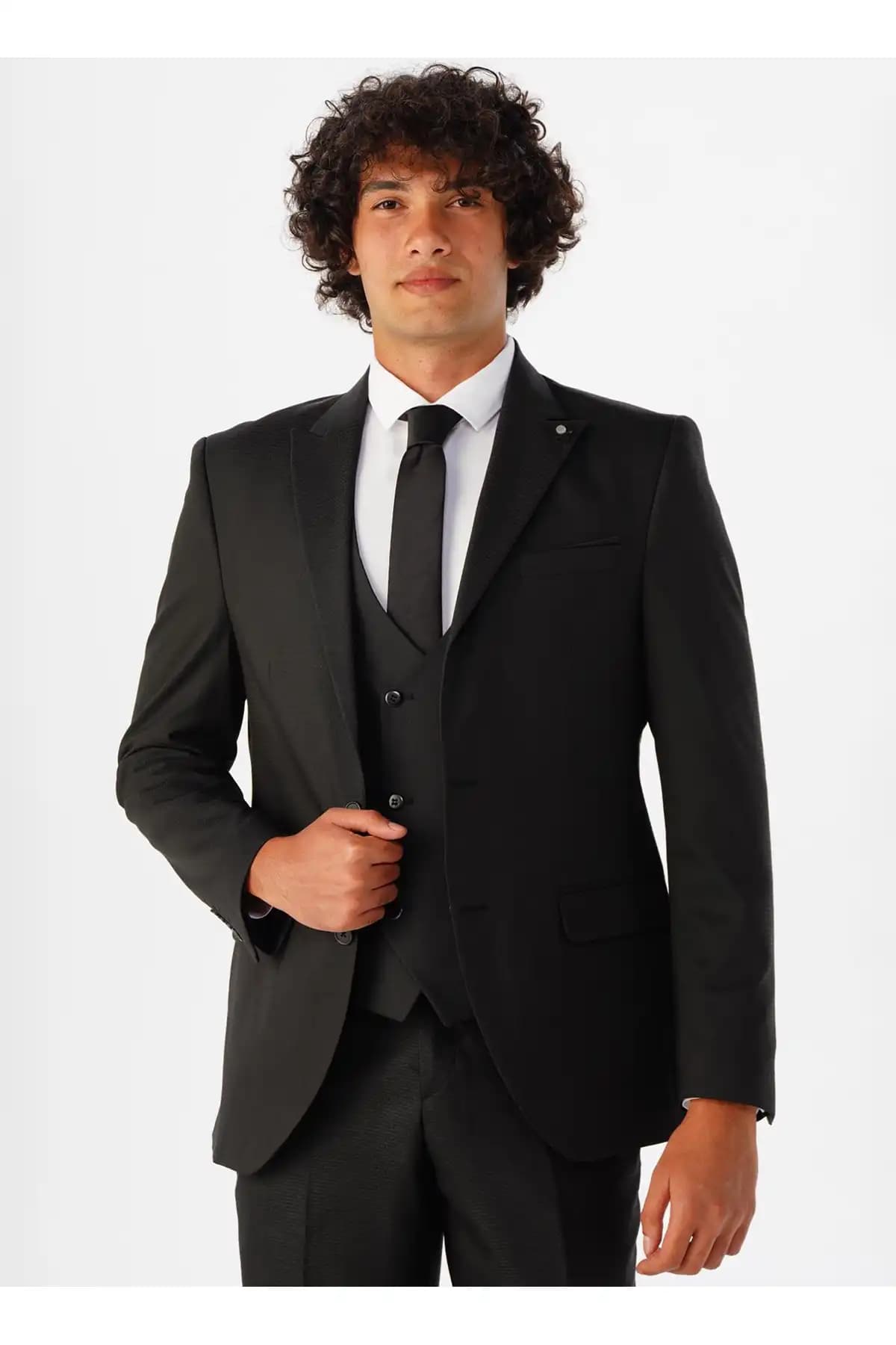 İzmit'te Takım Elbise Modası ve Stil İpuçları 2024 Güncel Trendleri