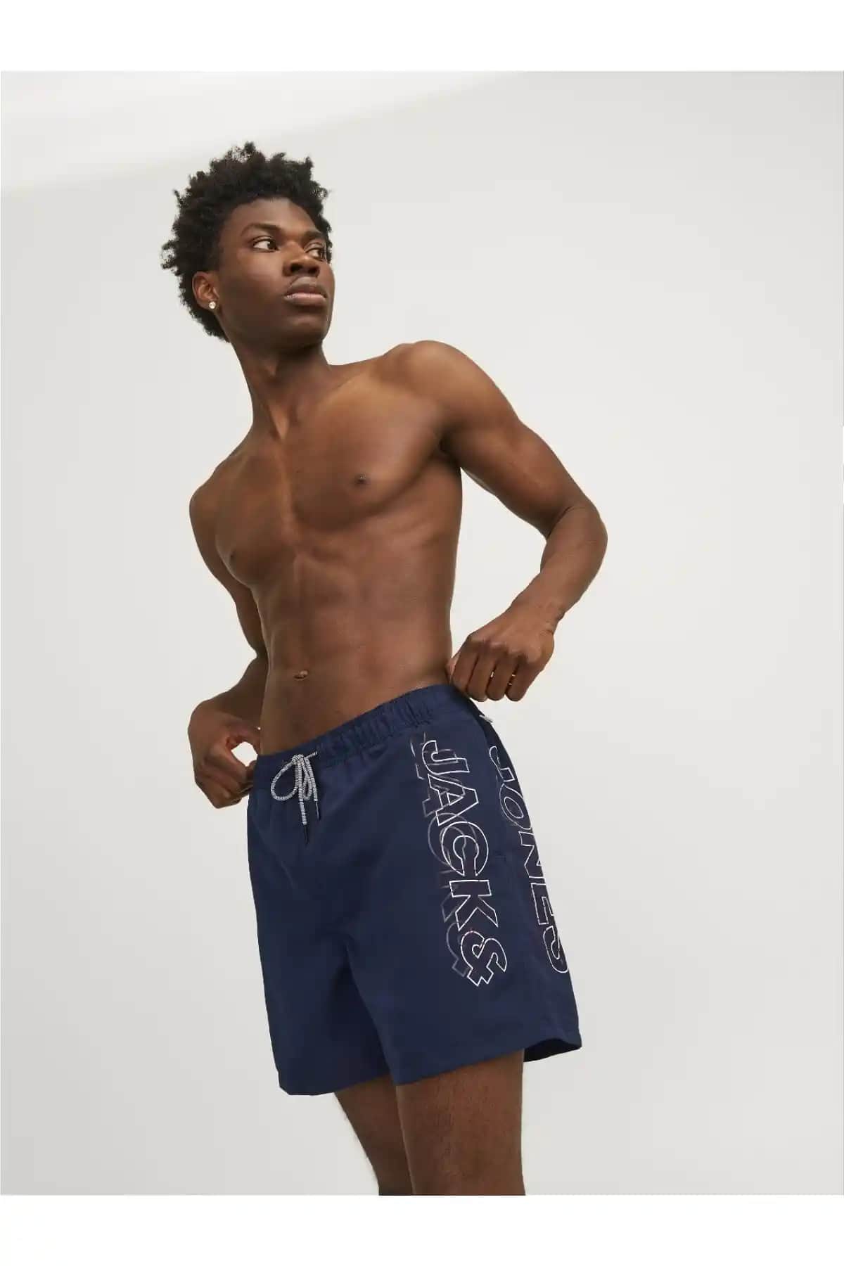 Jack and Jones Deniz Şortları: Yaz Aylarının Şıklık ve Rahatlık Simgesi