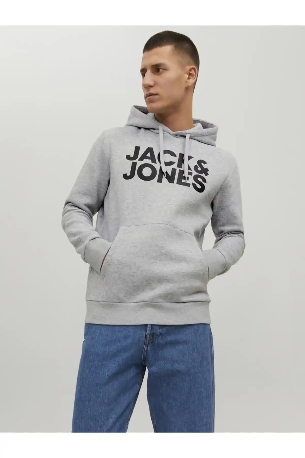 Jack & Jones Erkek Sweatshirtleri: Rahatlık ve Şıklığın Modern Kombinasyonları