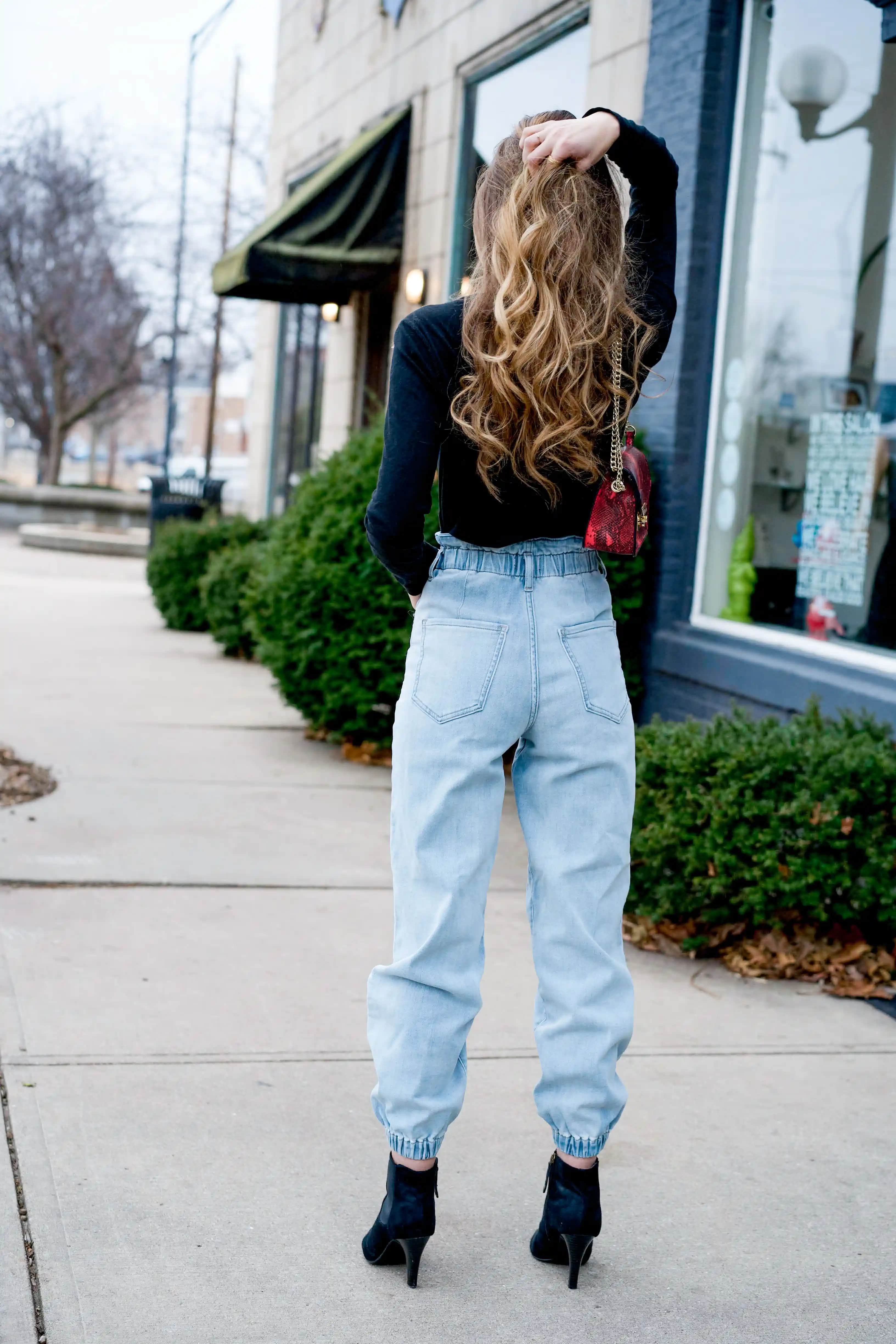 Jean Joggers Modasında Rahatlık ve Şıklığın Modern Buluşması