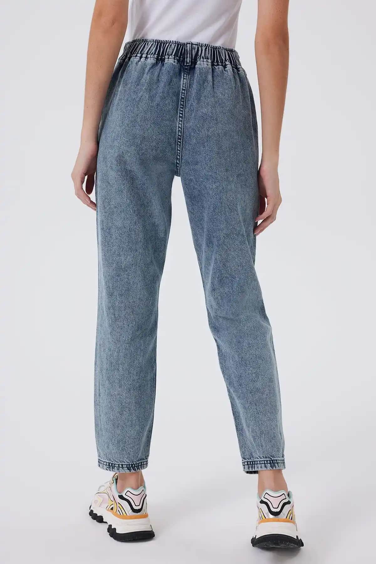 Jogger Jean Pantolonlar: Rahatlık ve Şıklığı Bir Arada Sunan Moda Trendleri