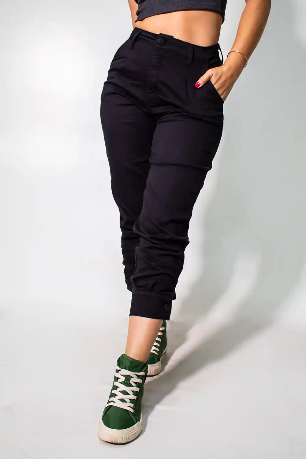 Jogger Pantolonların Moda Dünyasındaki Yeri ve Güncel Trendler Hakkında Kapsamlı Bilgi