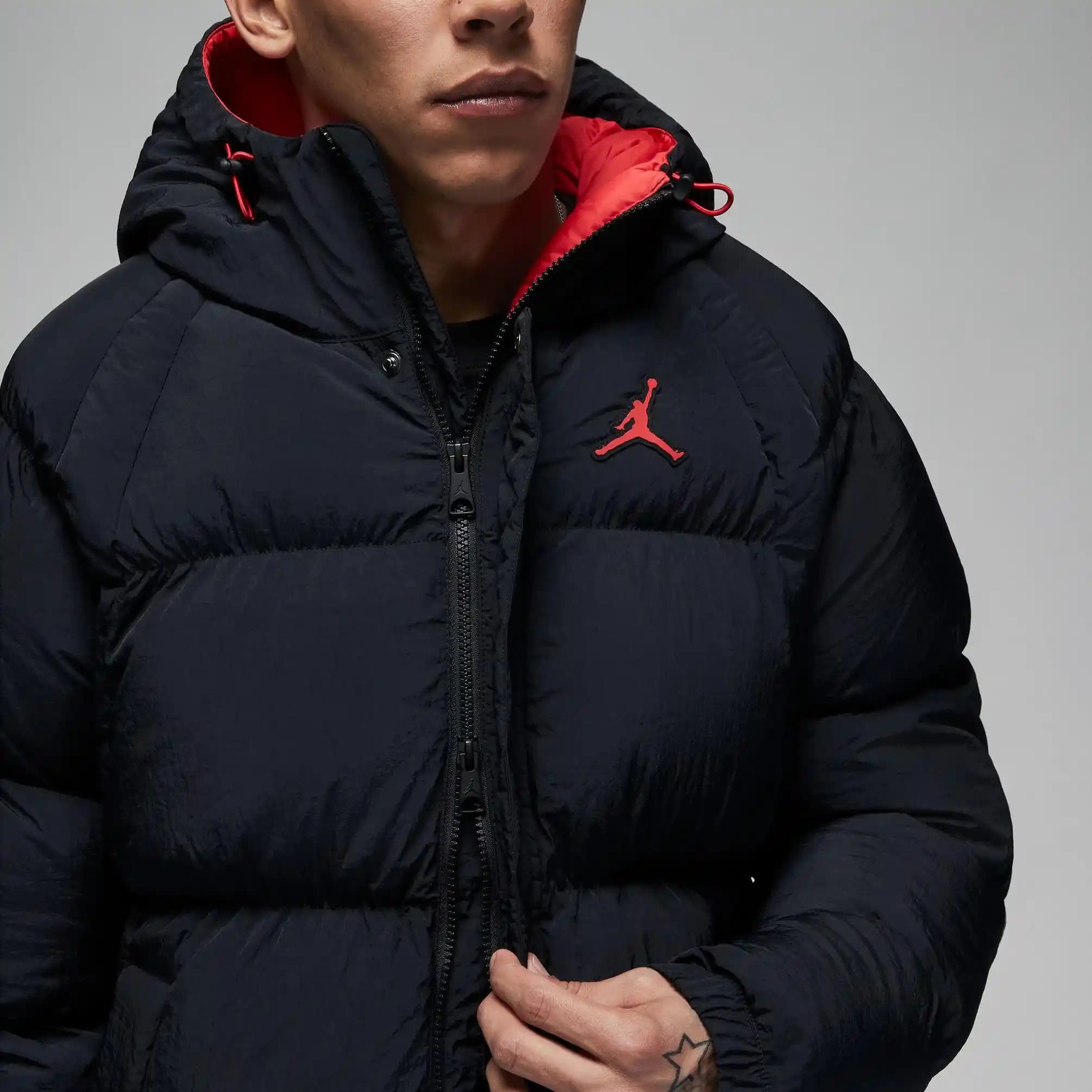 Jordan Essential Mont: Spor ve Şıklığı Bir Arada Sunan Modern Moda Parçası