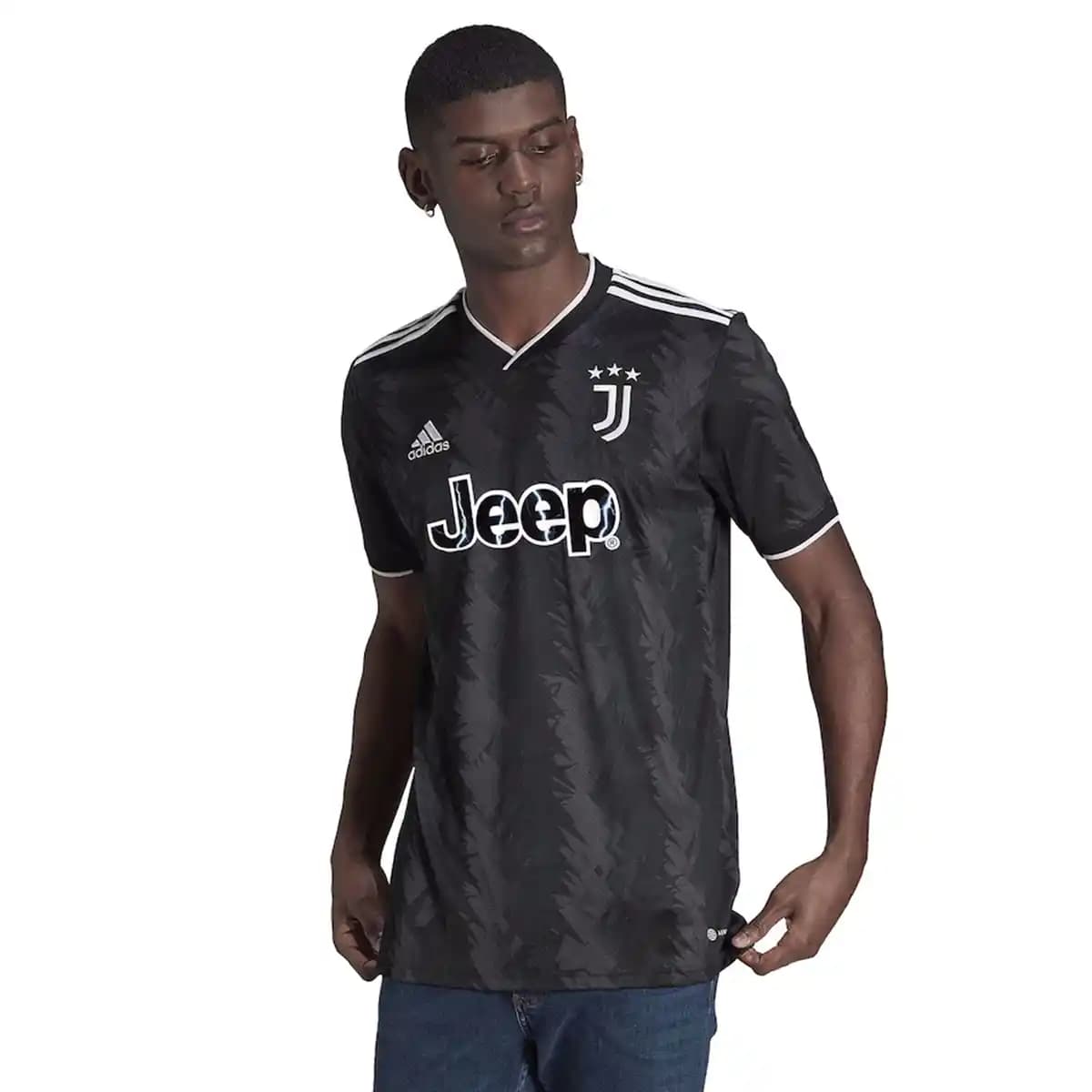 Juventus Siyah Forması: Spor ve Moda Dünyasının Kesişme Noktasını Yansıtan Tasarım