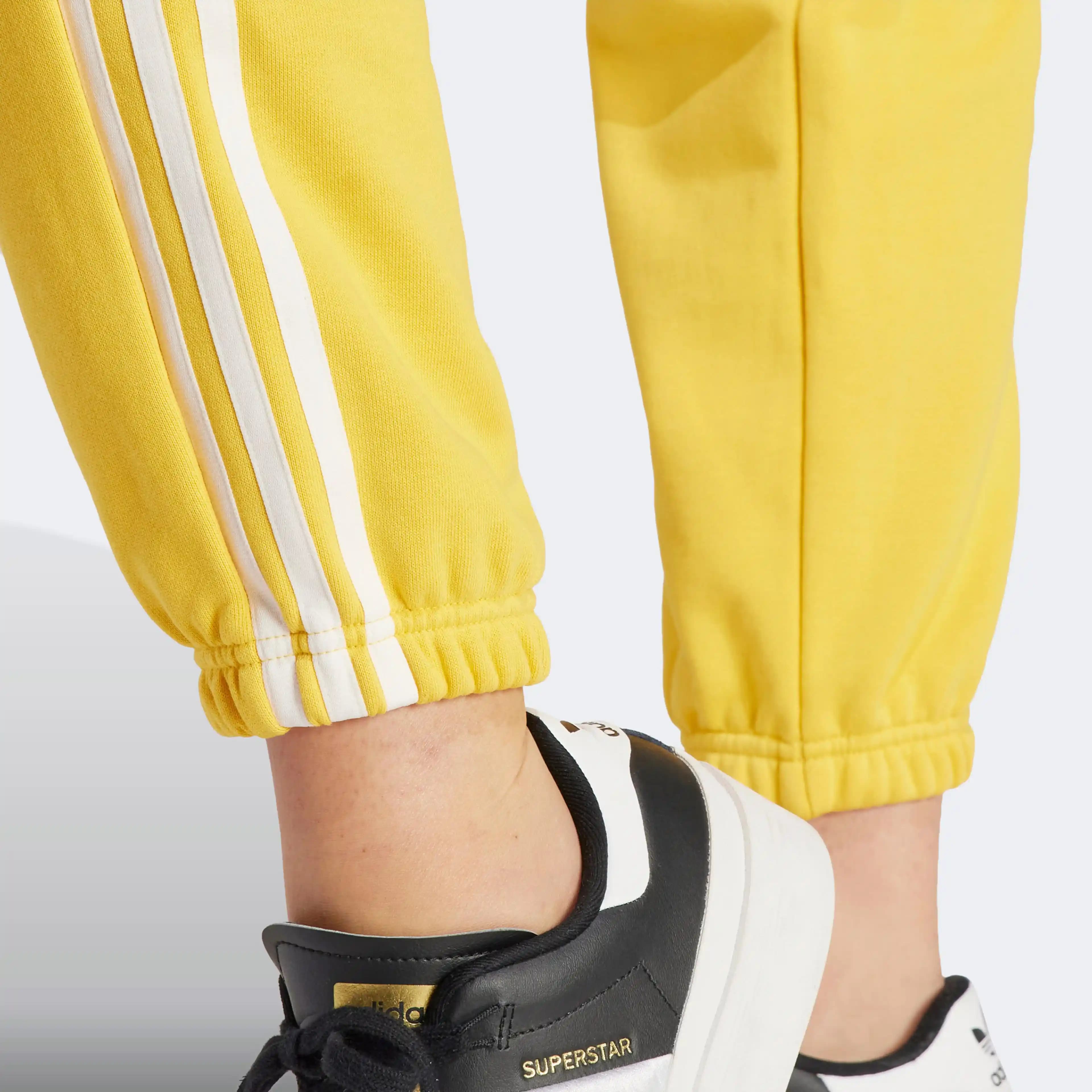 Kadife Eşofmanlar: Moda ve Konforu Bir Arada Sunan Şık ve Rahat Parçalar