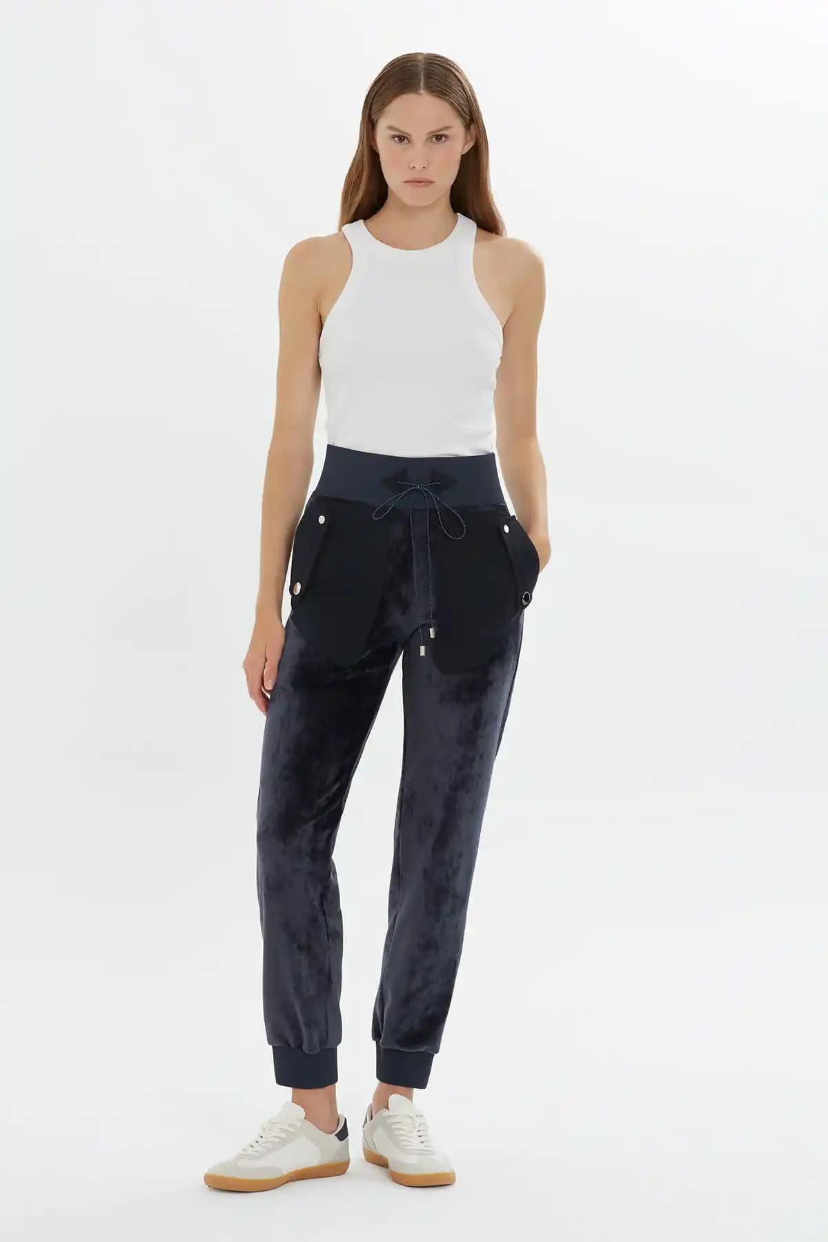 Kadife Jogger Pantolonlar: Rahatlık ve Şıklığın Modern Buluşması