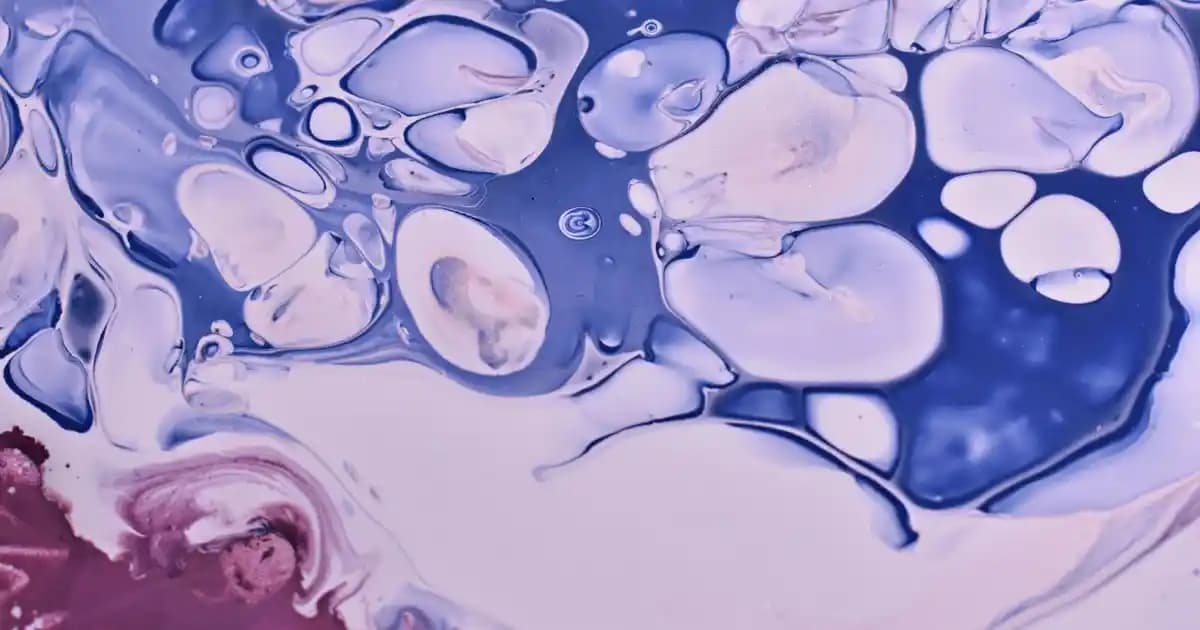 Kadife Pantolonun Moda Dünyasındaki Zamansız Şıklık ve Güncel Trendler