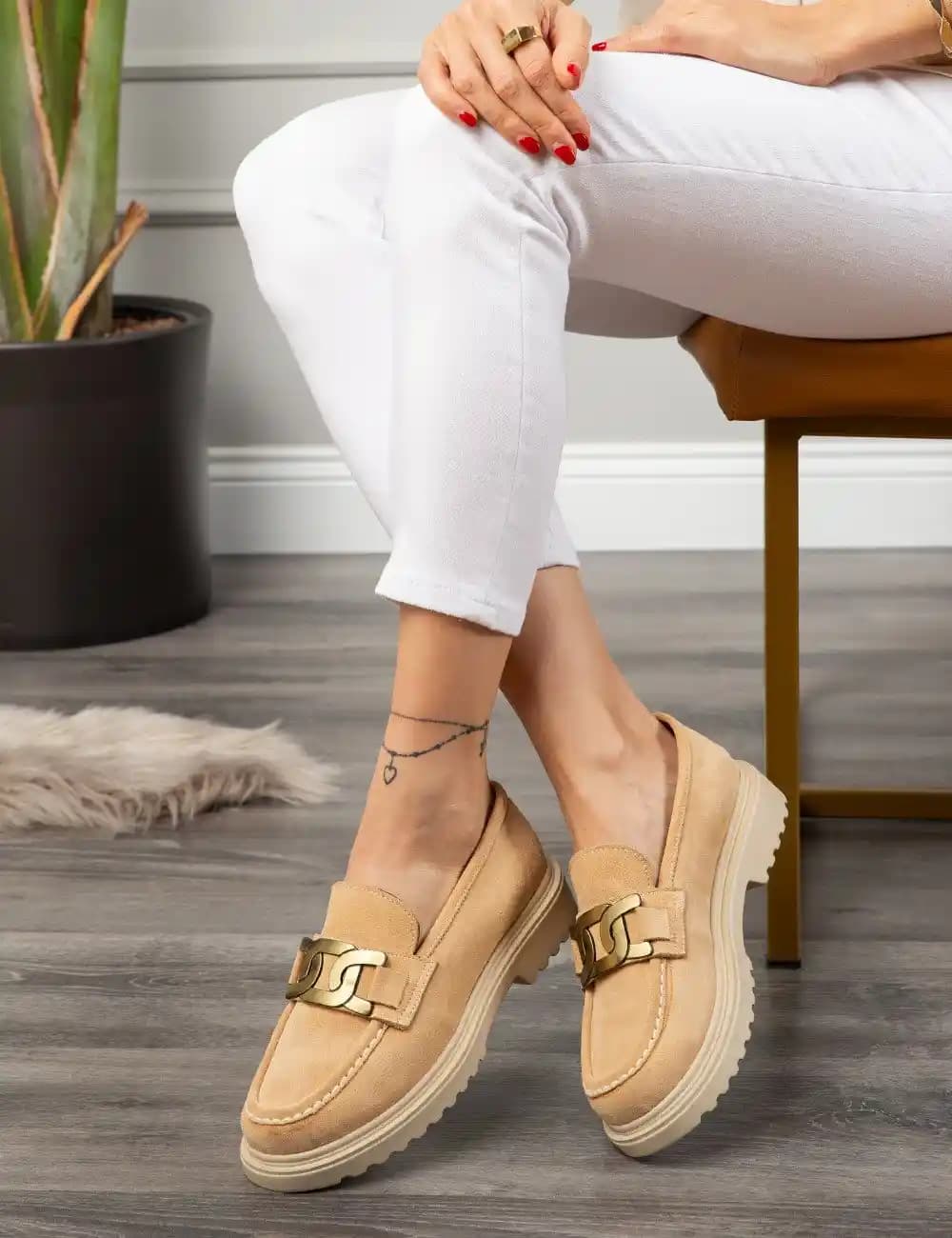 Kadın Ayakkabılarında Loaferler: Şıklık ve Rahatlığın Modern Buluşması