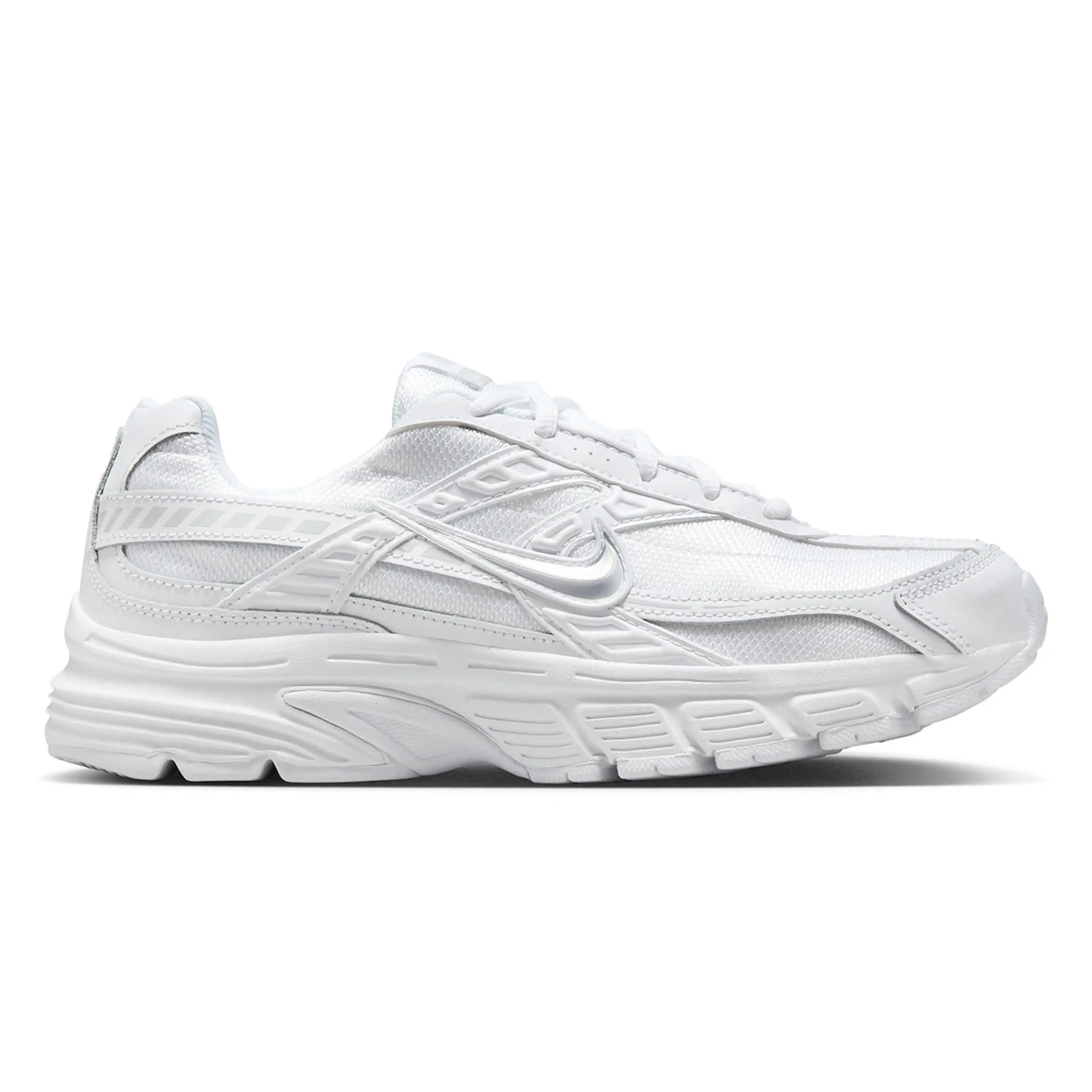 Kadın Beyaz Sneaker Modası ve Nike Koleksiyonları Güncel Trendler ve Kombinasyon Önerileri