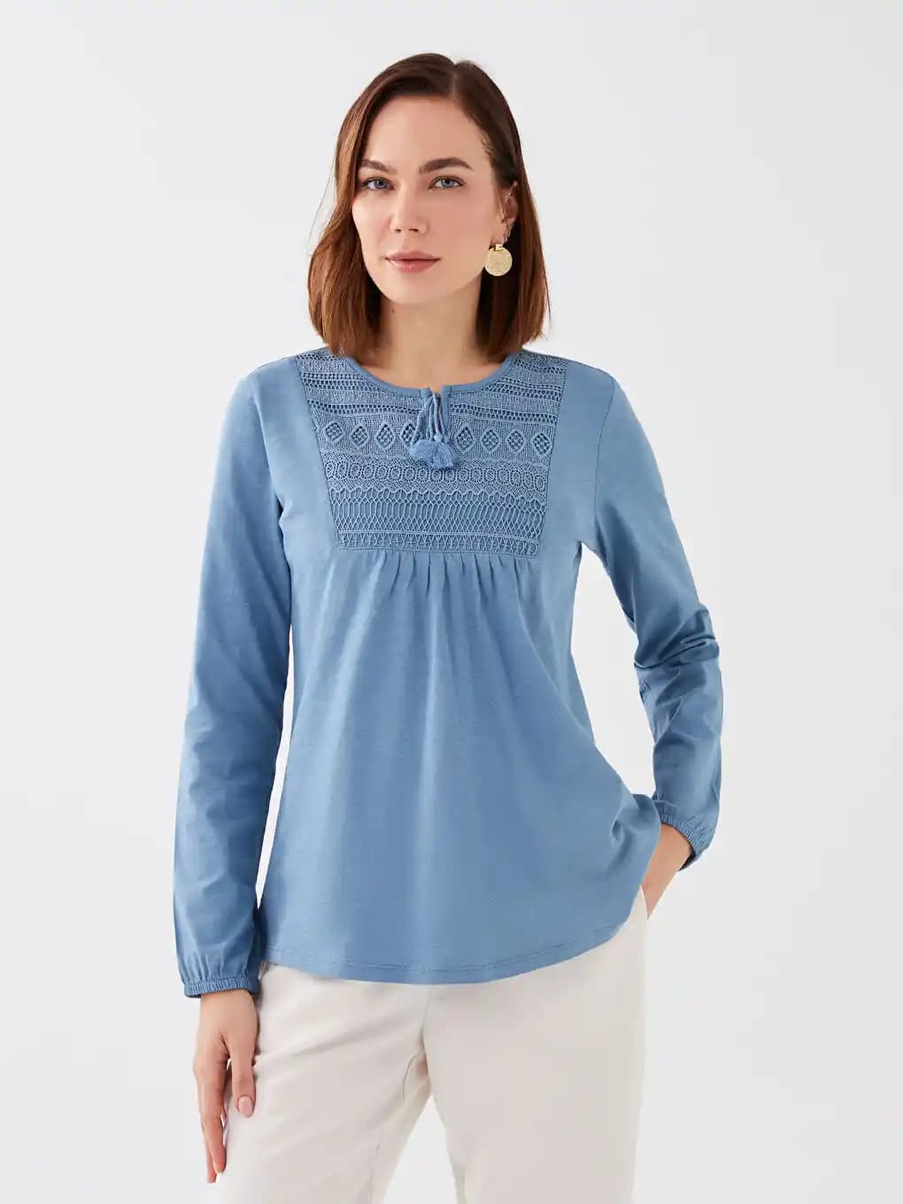 Kadın Bluzlarında Güncel Trendler ve LCW Koleksiyonlarıyla Şıklık ve Konforun Buluşması