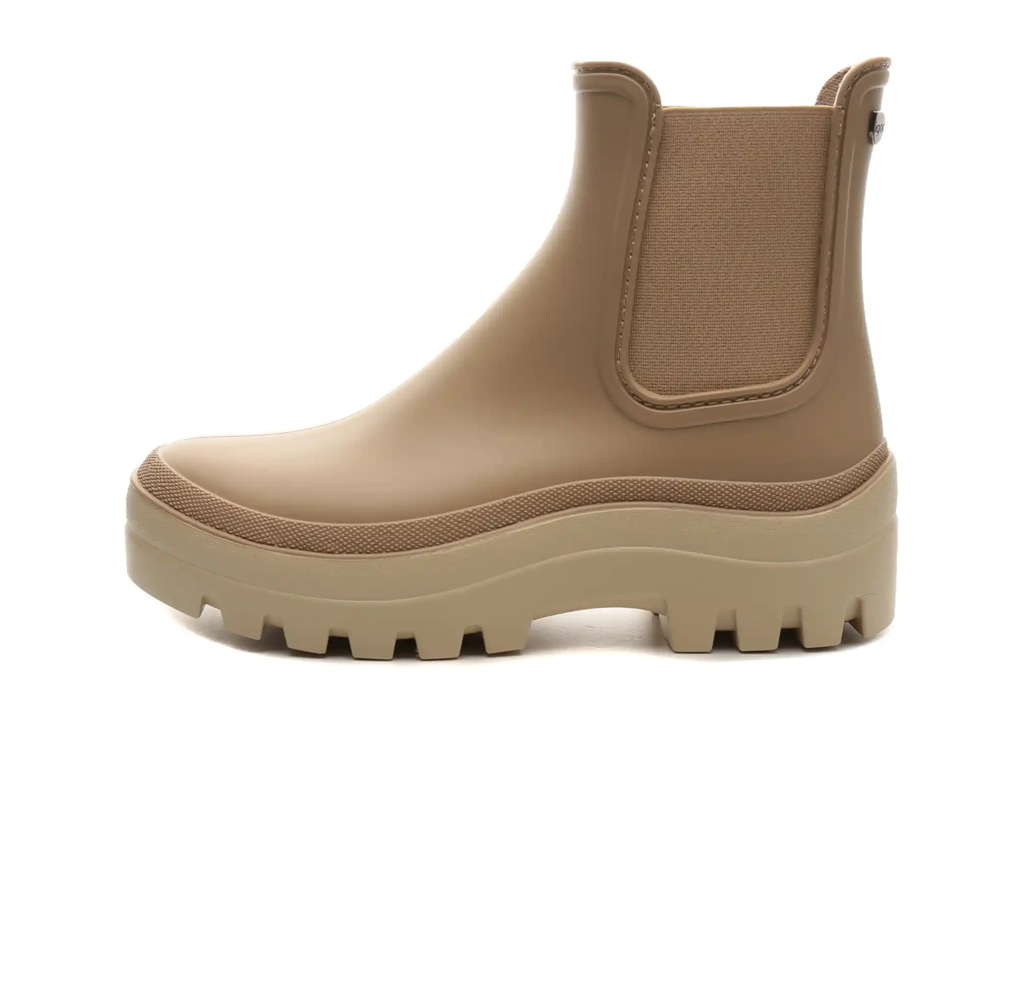 Kadın Bot Modasında Şıklık ve Fonksiyonellik Dengesi: Güncel Trendler ve Kombin İpuçları