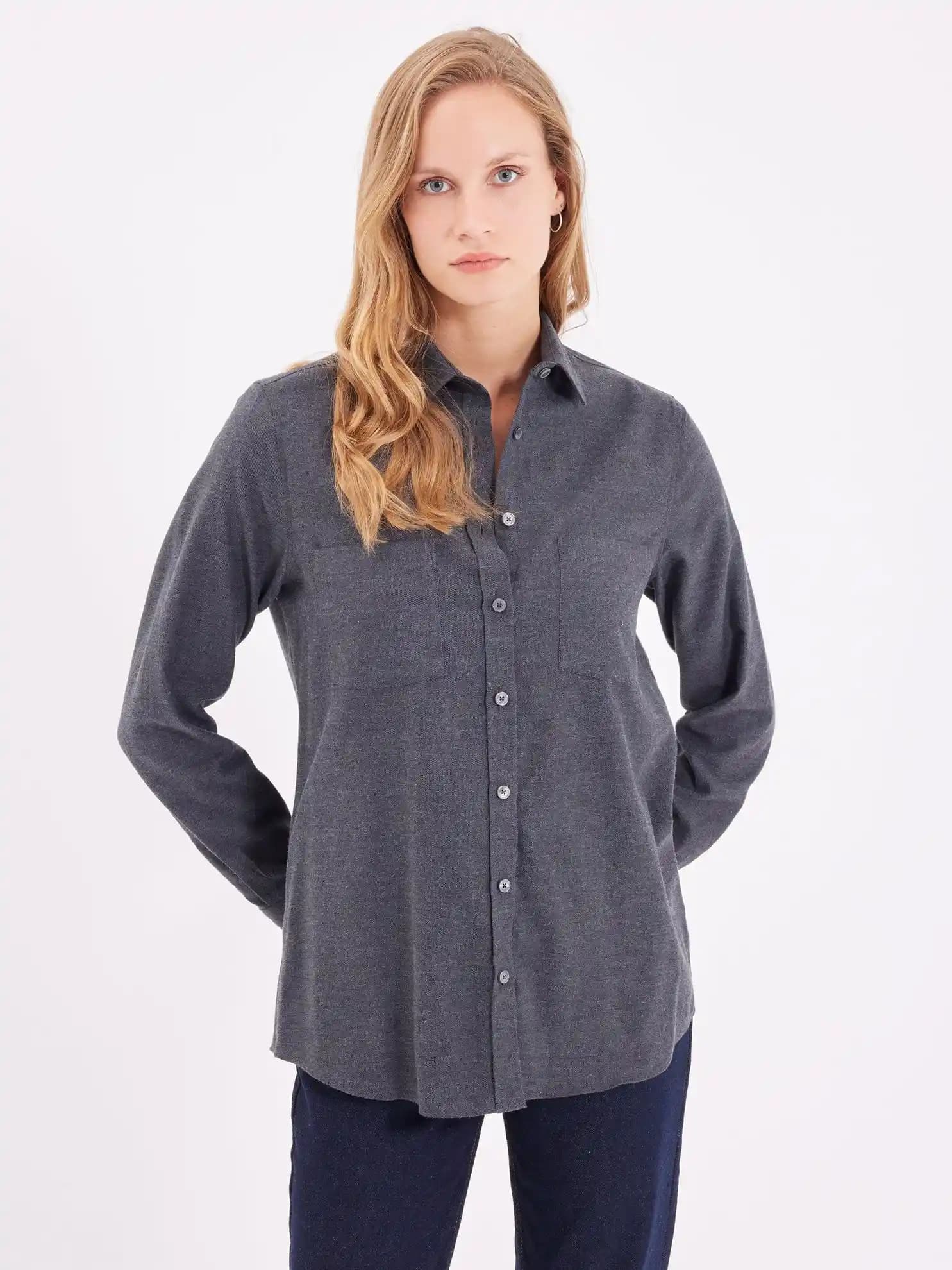 Kadın Giyiminde Gri Gömlek: Zamansız Şıklık ve Kombin İpuçları