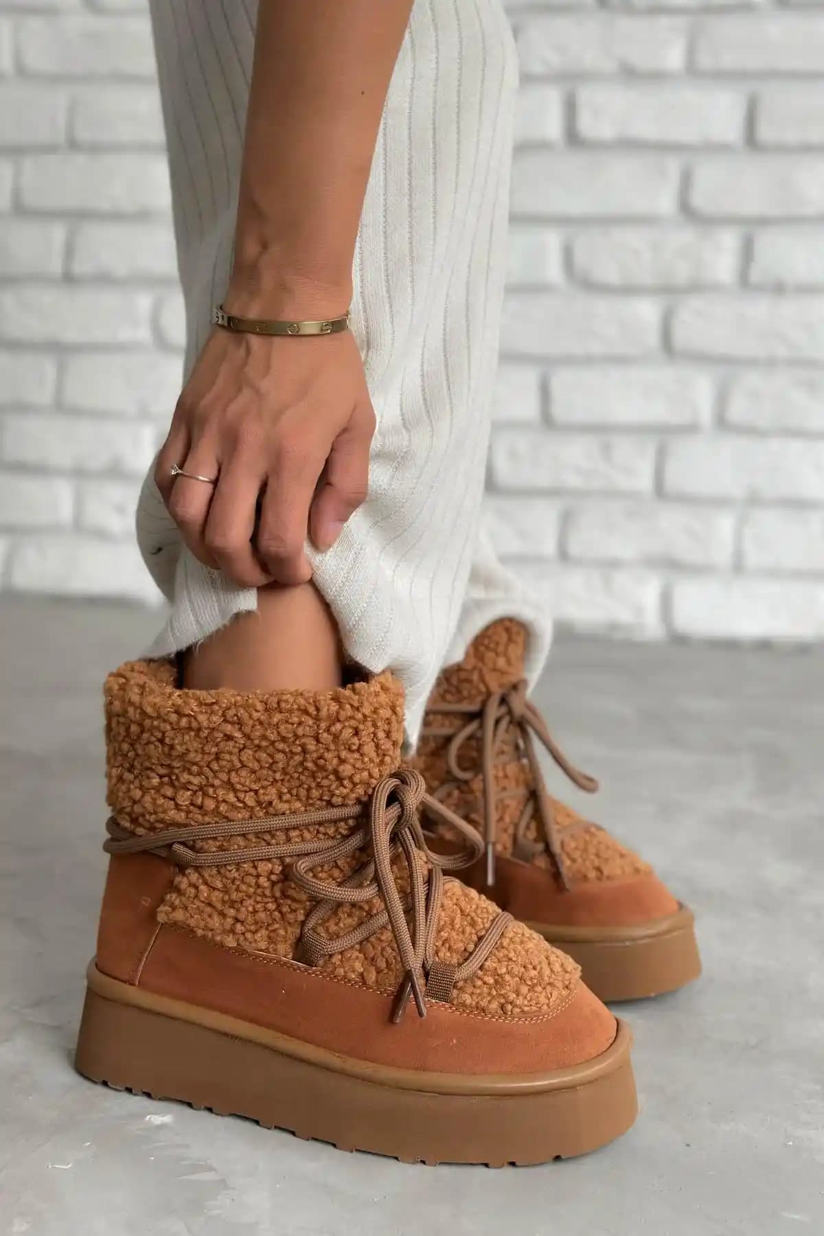 Kadın Kışlık Bot Modasında Güncel Trendler ve Stil İpuçları 2023