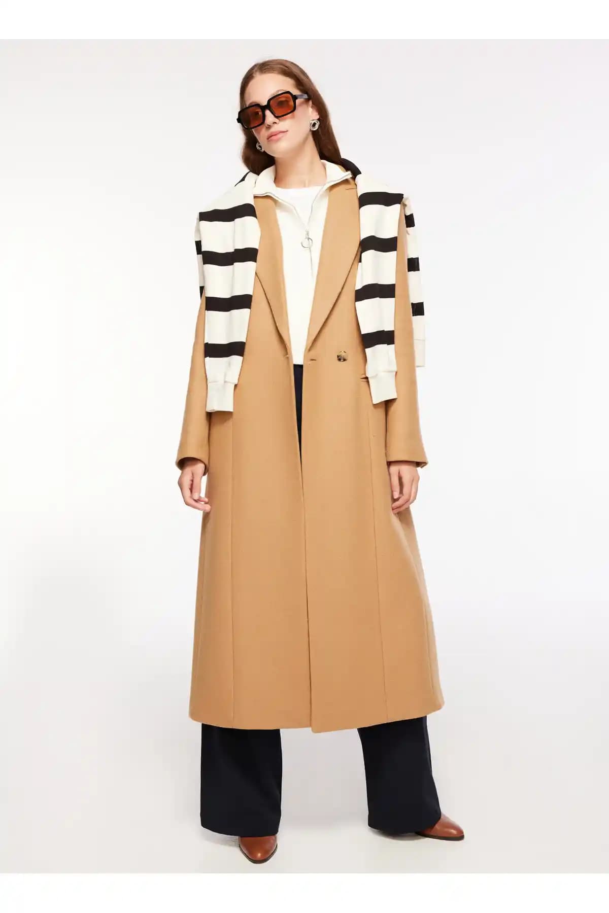 Kadın Moda Dünyasında Fabrika Kabanlar: Şıklık ve Kalitenin Buluşması