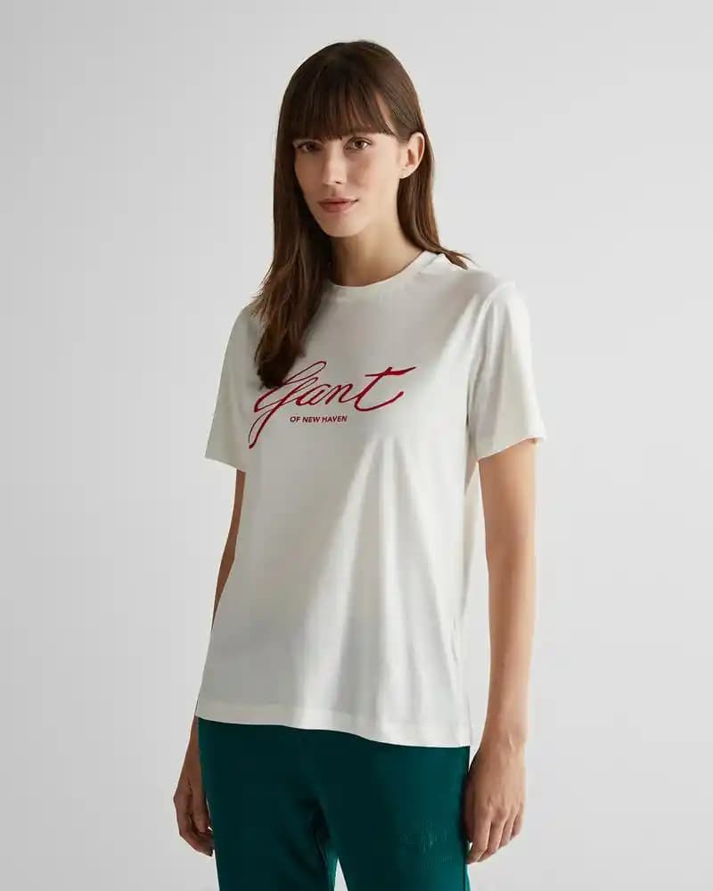 Kadın Moda Dünyasında Gant Tişörtler: Şıklık ve Rahatlığın Birleştiği Seçenekler