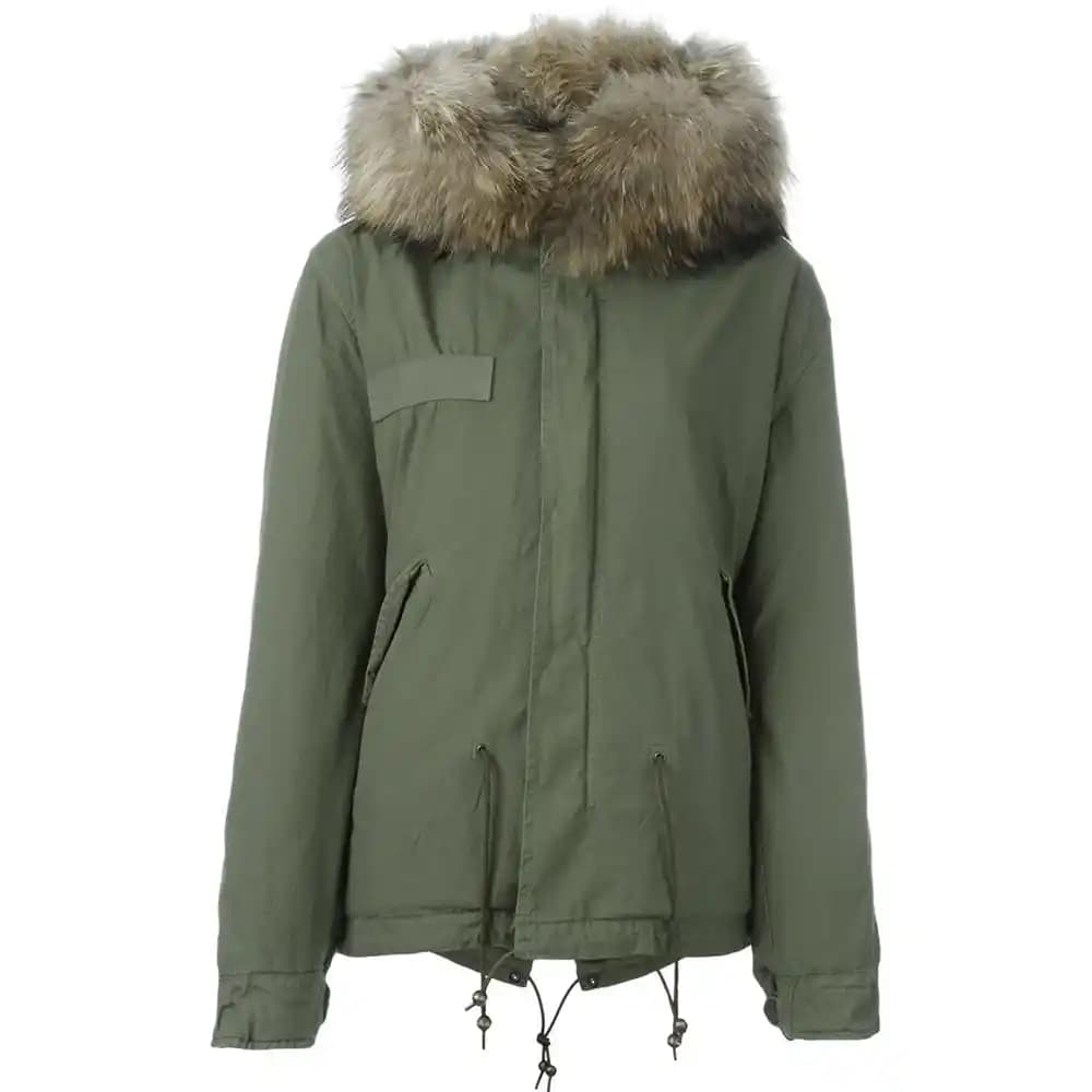 Kadın Modasında Askeri Yeşil Mont: Güçlü ve Şık Bir Kış Giyim Seçeneği