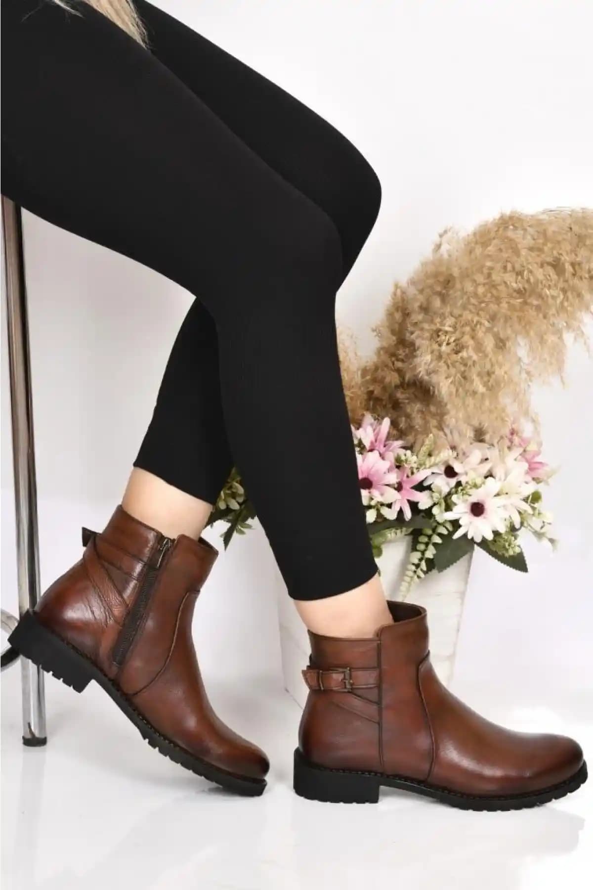 Kadın Modasında Deri Botlar: Trendler, Modeller ve Bakım İpuçları