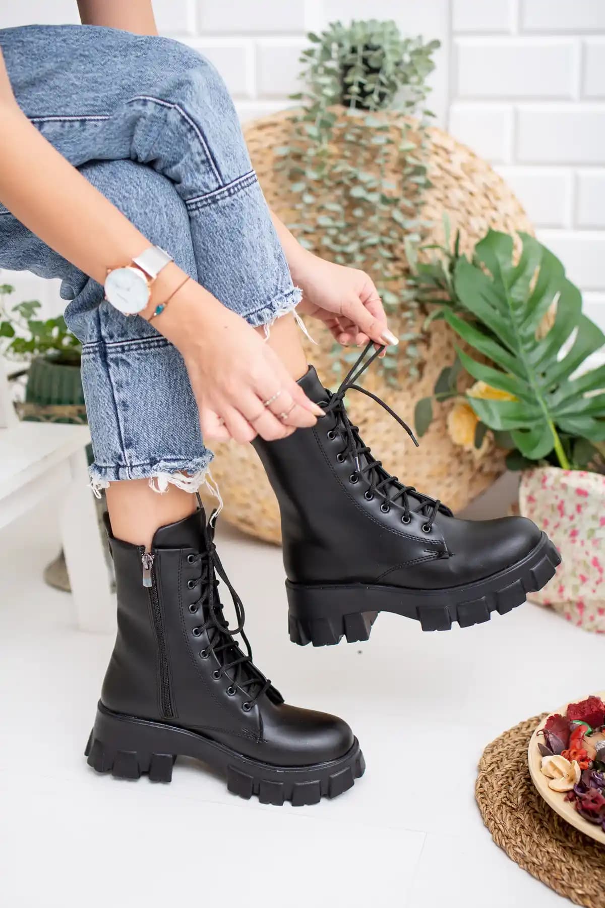 Kadın Modasında Güvenlik ve Şıklığı Bir Arada Sunan Kaymaz Taban Botlar