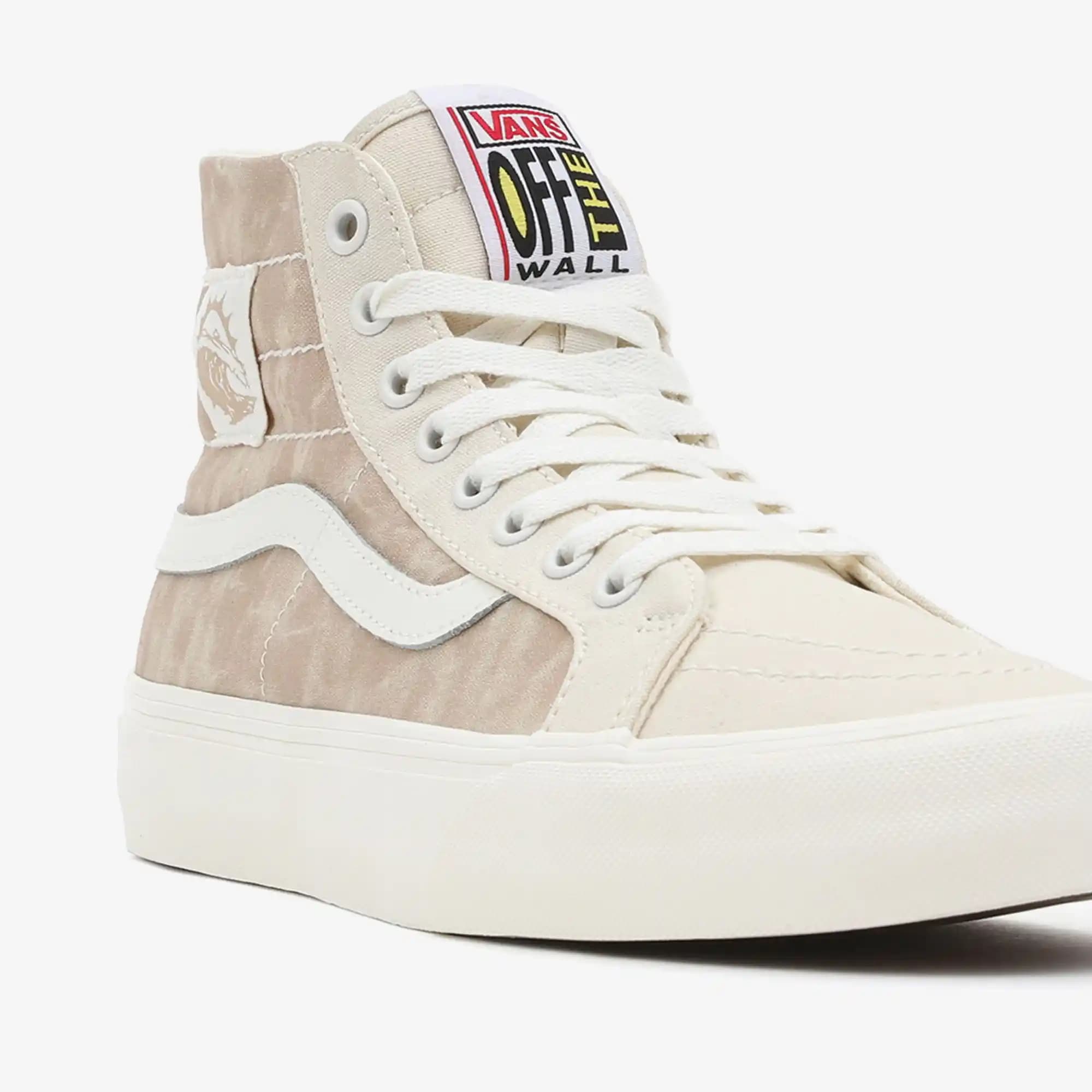 Kadın Modasında Vans Ayakkabıları: Şıklık ve Rahatlığın Buluşması